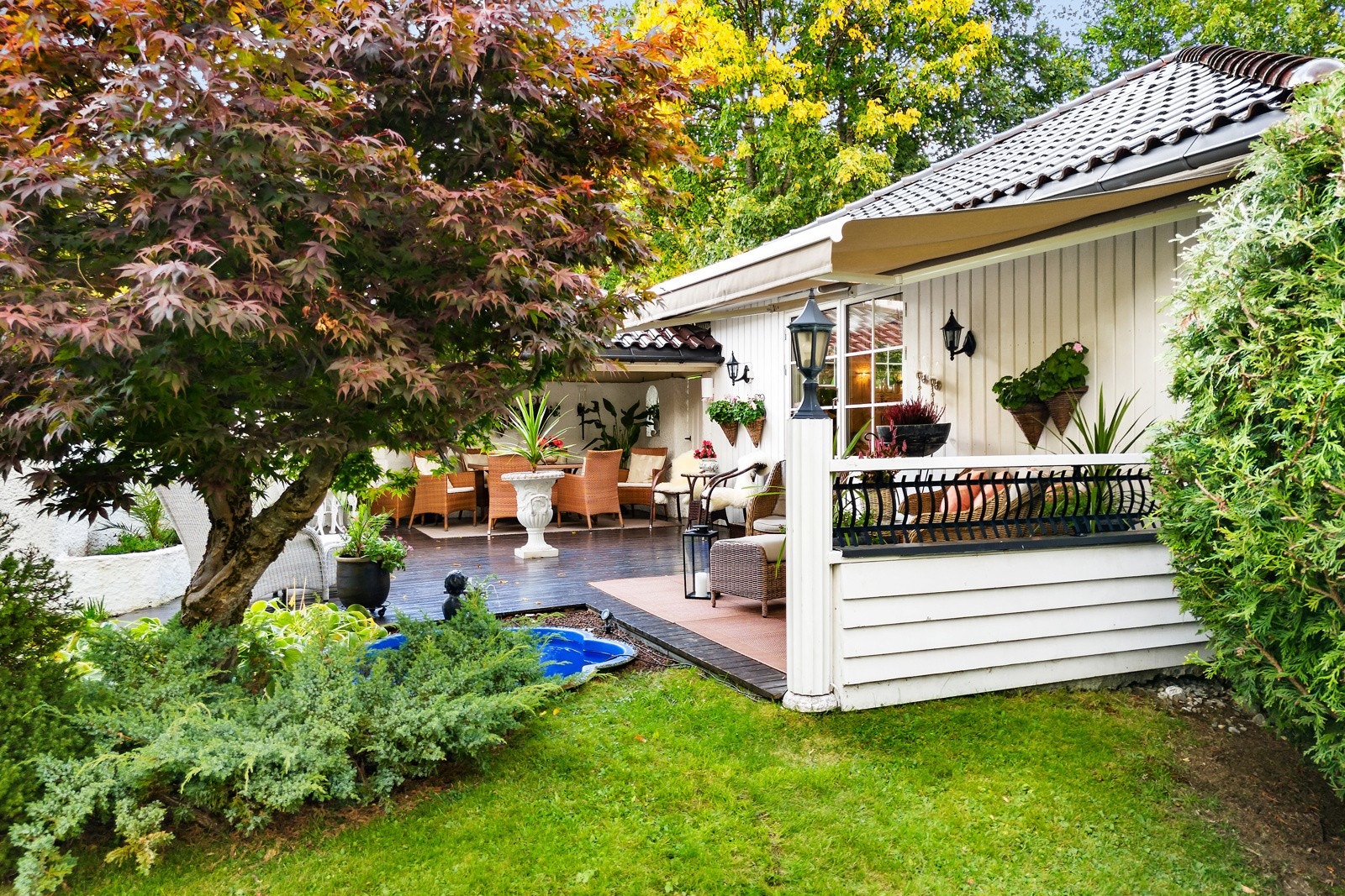 Mot vest er det både en fin terrasse med en hyggelig hagestue med vestvendt orientering. Her er det lunt og fint og man han solen godt utover kvelden. Galleribilde