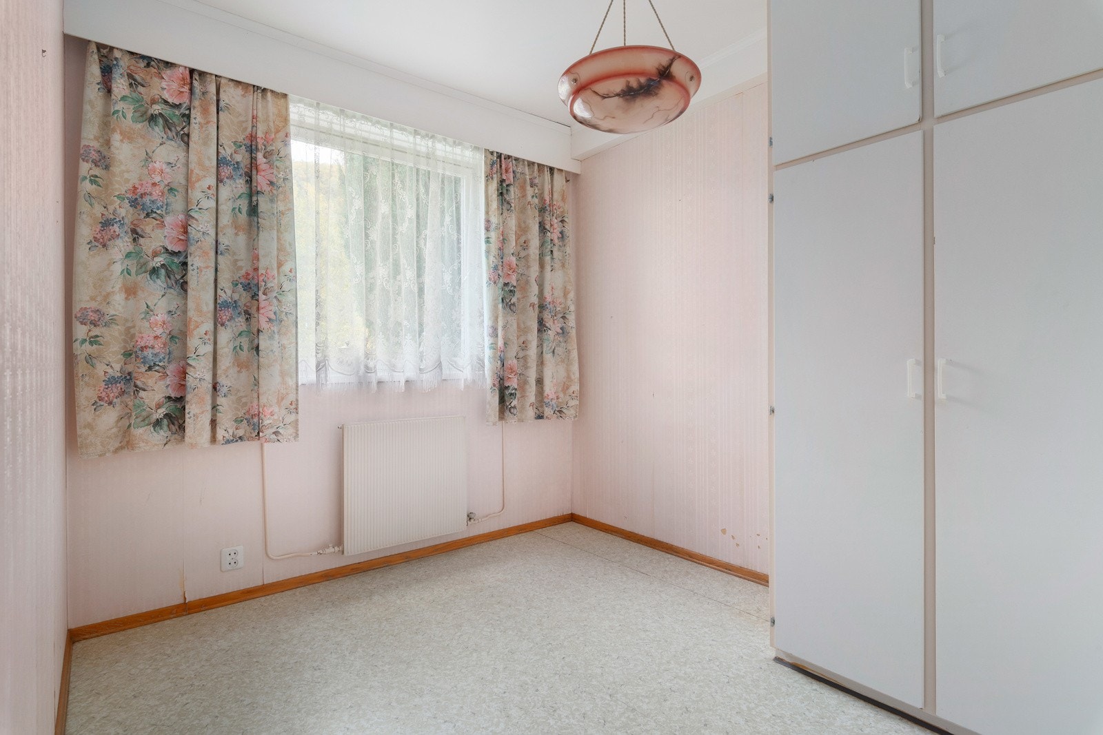 Soverommet med plassbygde skap. Galleribilde