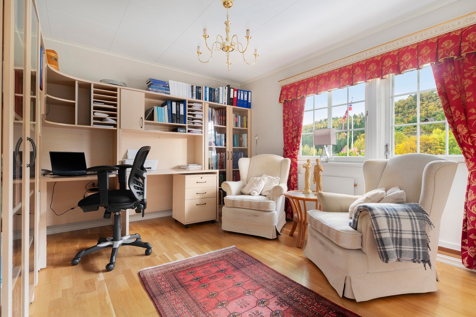 Dette rommet har i senere år vært benyttet som kontor, men man kan fint benytte det som soverom om man ønsker tre soverom i hovedetasjen. Galleribilde