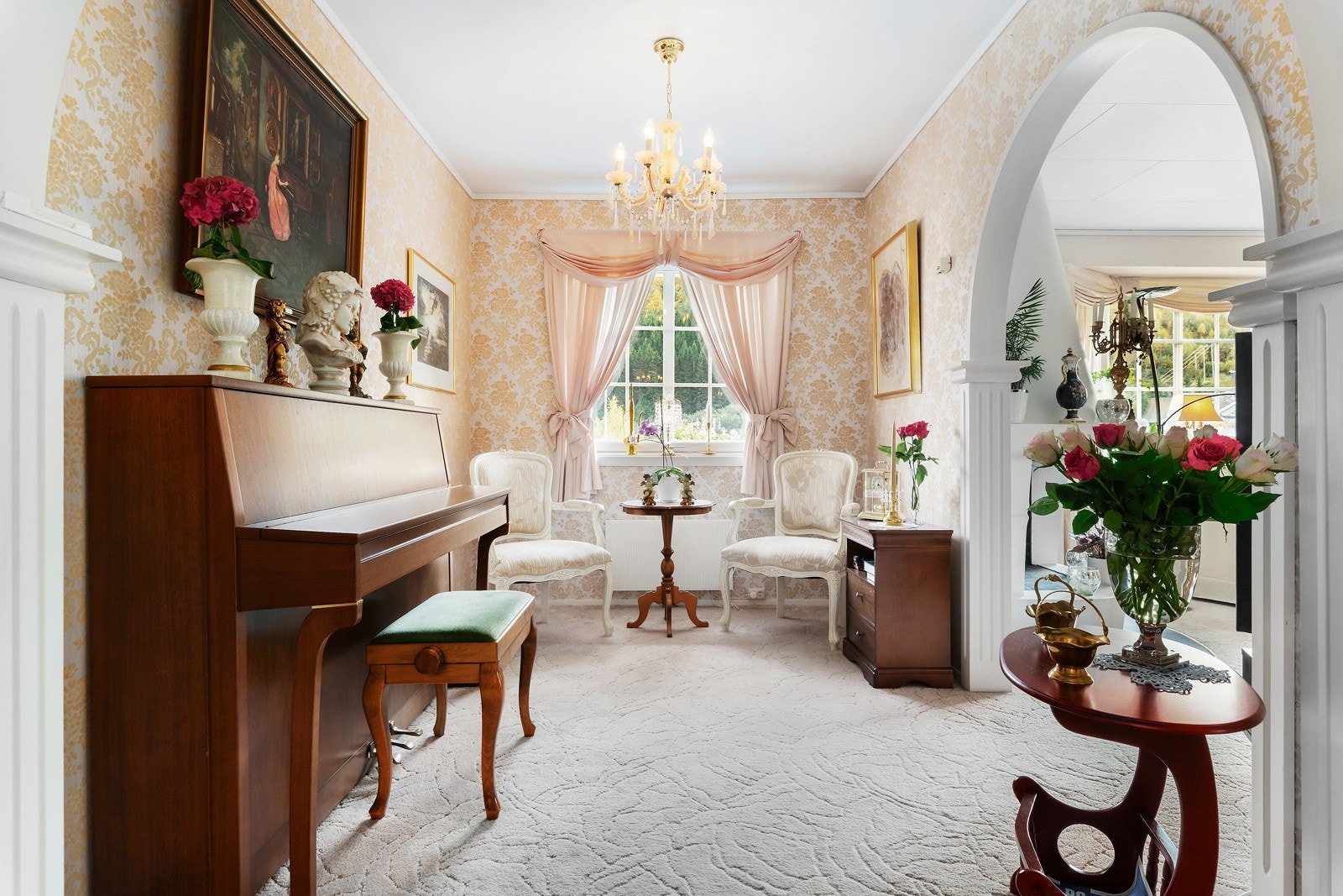 En fin stue mellom trappegang og stuen. Dette rommet kan ha flere bruksmuligheter. Galleribilde