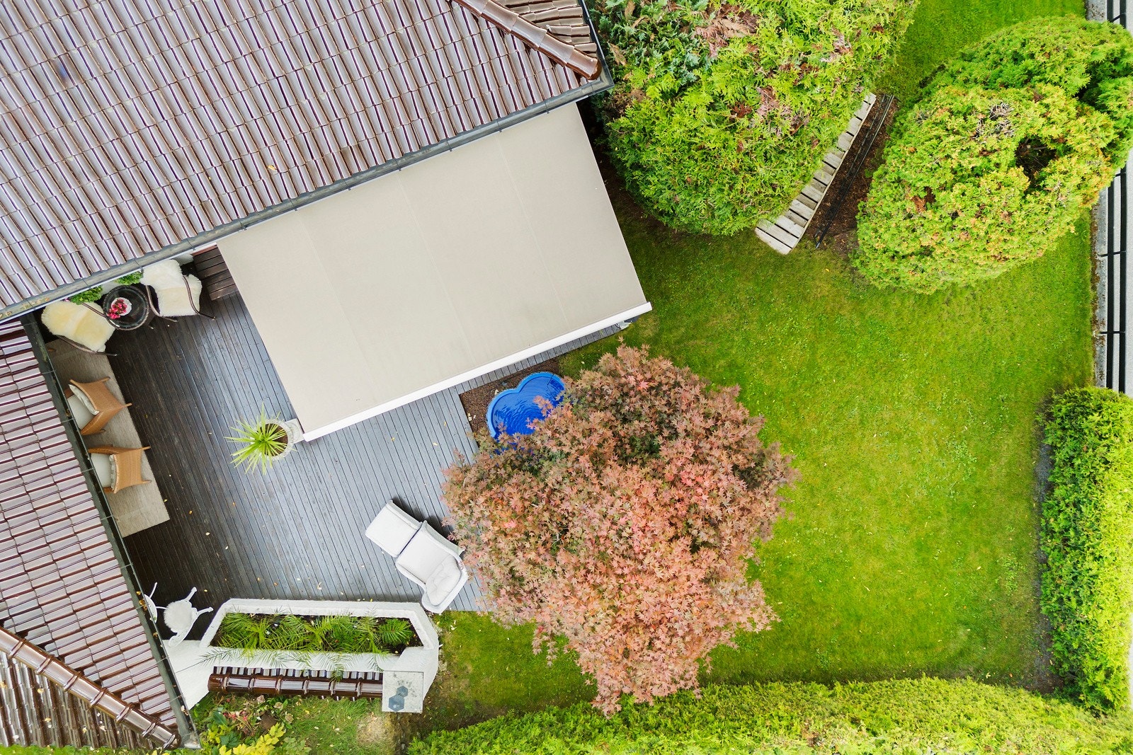 Utearealene er gjennomtenkte og har fine løsninger. Det er trapp fra nivået ved terrassen ned til fremsiden av boligen ved inngangspartiet. Galleribilde