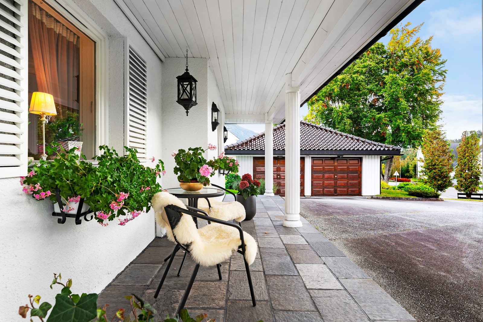 Inngangspartiet er pent opparbeidet med skiferheller, belysning og overbygg. Galleribilde