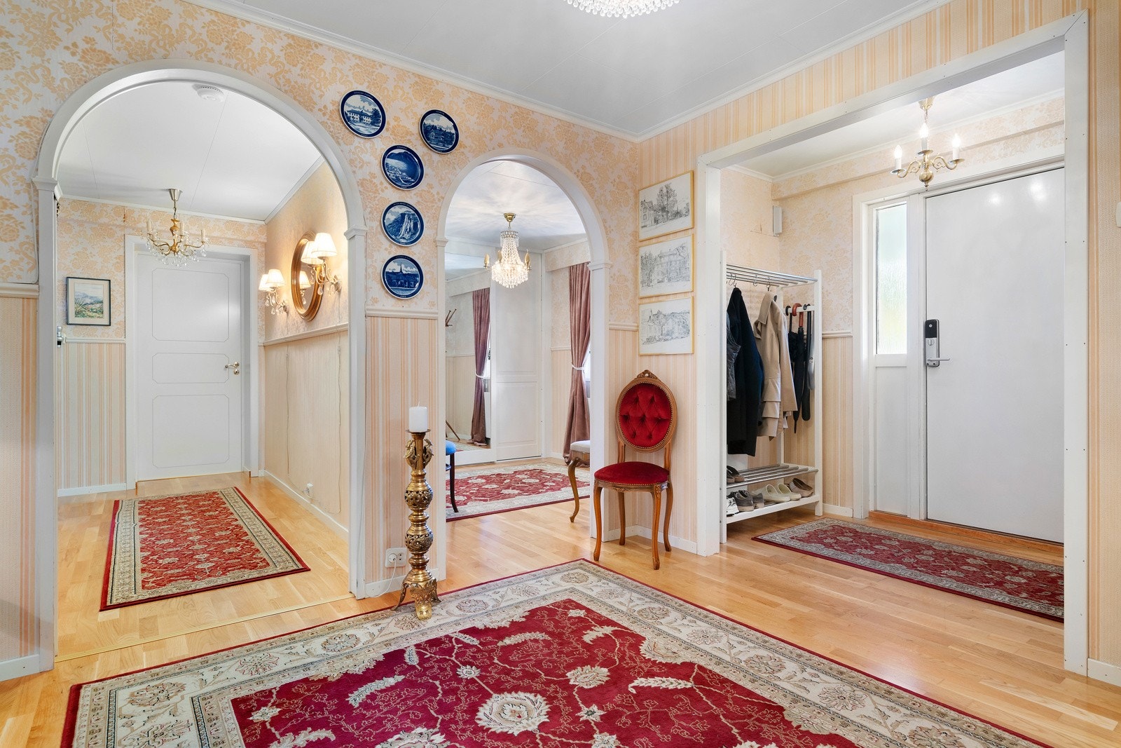 Fra hallen er det en gang som fører inn til et soverom, vaskerom, kjølerom, bad og en bod. Galleribilde