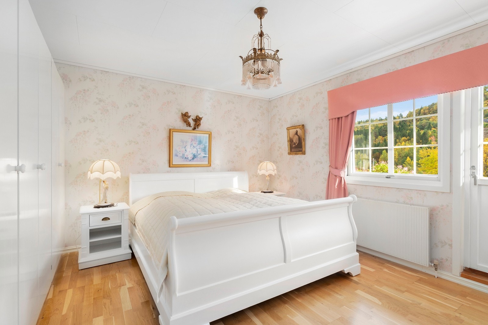 Alle soverommene i huset er store. Hovedsoverommet har innfelte garderobeskap - en fin løsning som ikke tar noe av rommet. Det er utgang til sørvendt veranda. Galleribilde