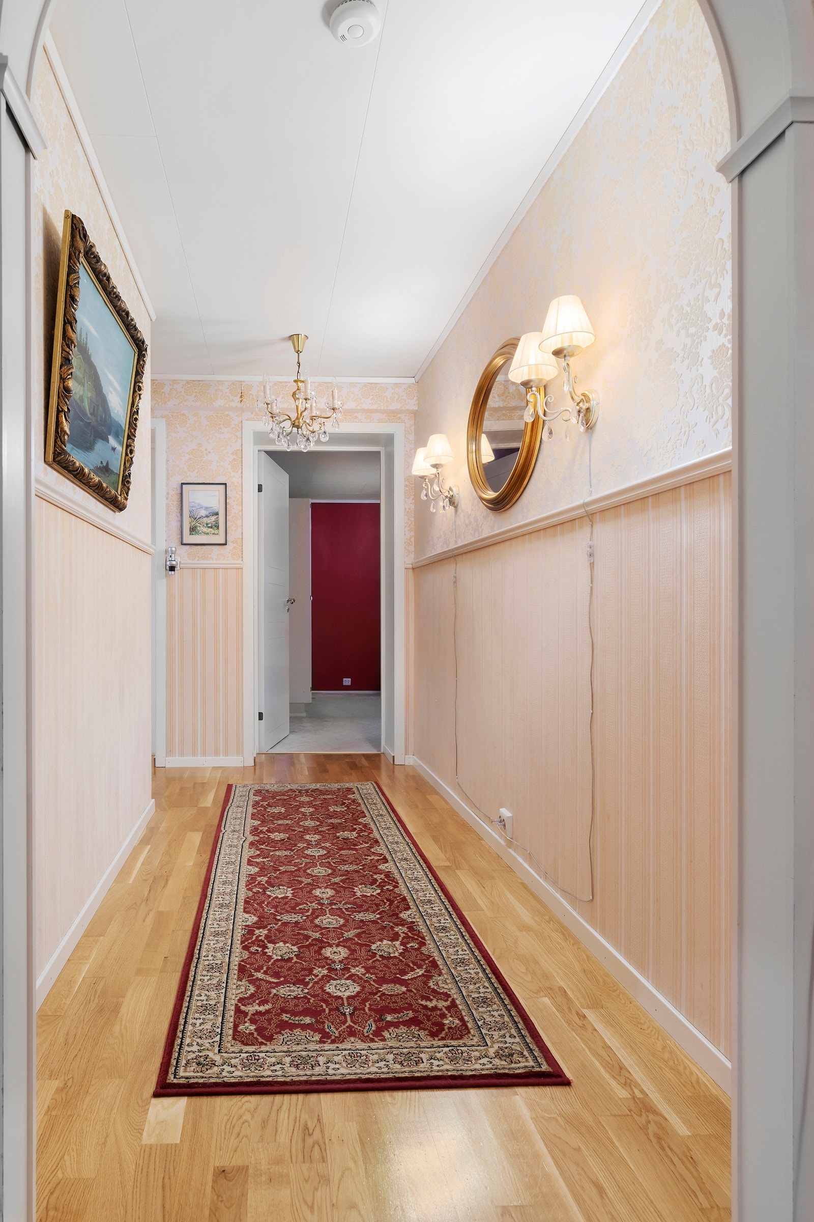 Gang som fører videre til soverom, bad, vaskerom, kjølerom og bod. Galleribilde