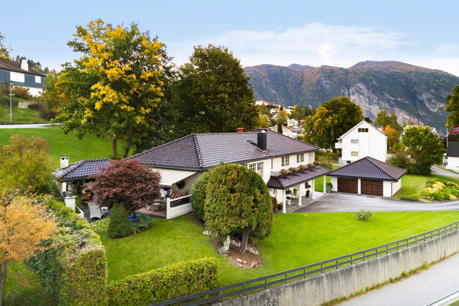 Hagen er pent opparbeidet med plen og blomsterbedd og beplantning. Galleribilde
