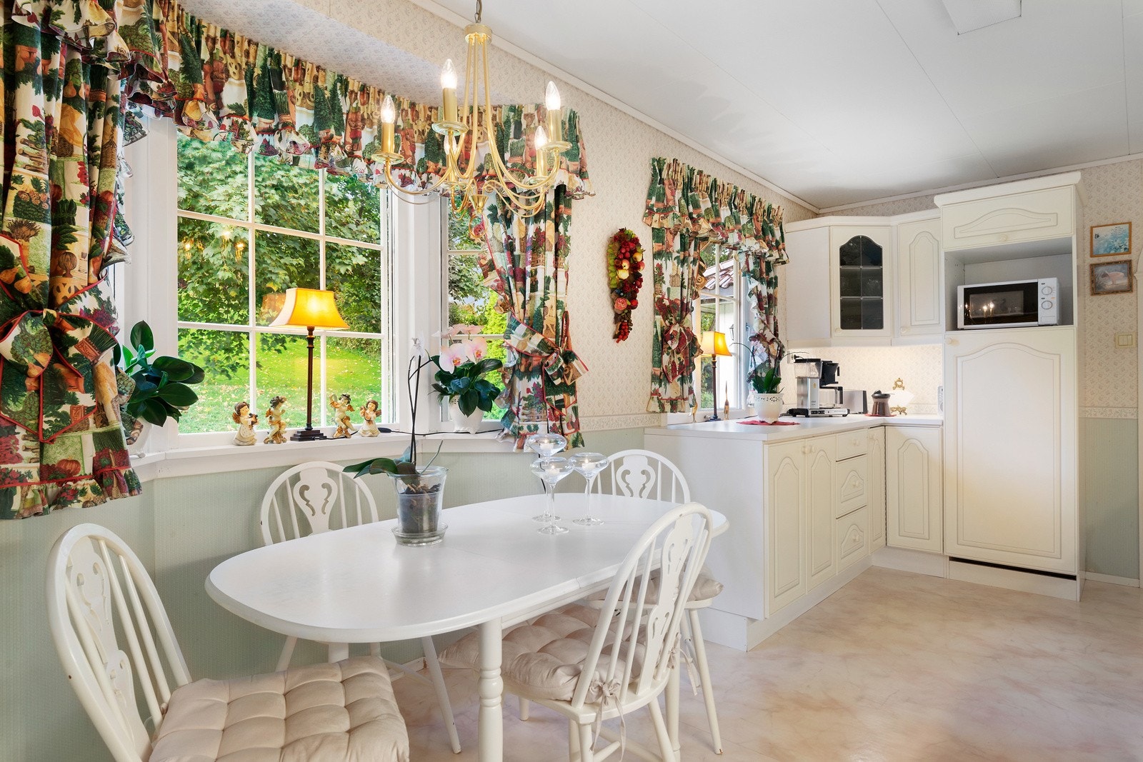 Det er god plass til er hyggelig kjøkkenbord ved kjøkkenvinduet. Trivelig og sosialt. Galleribilde