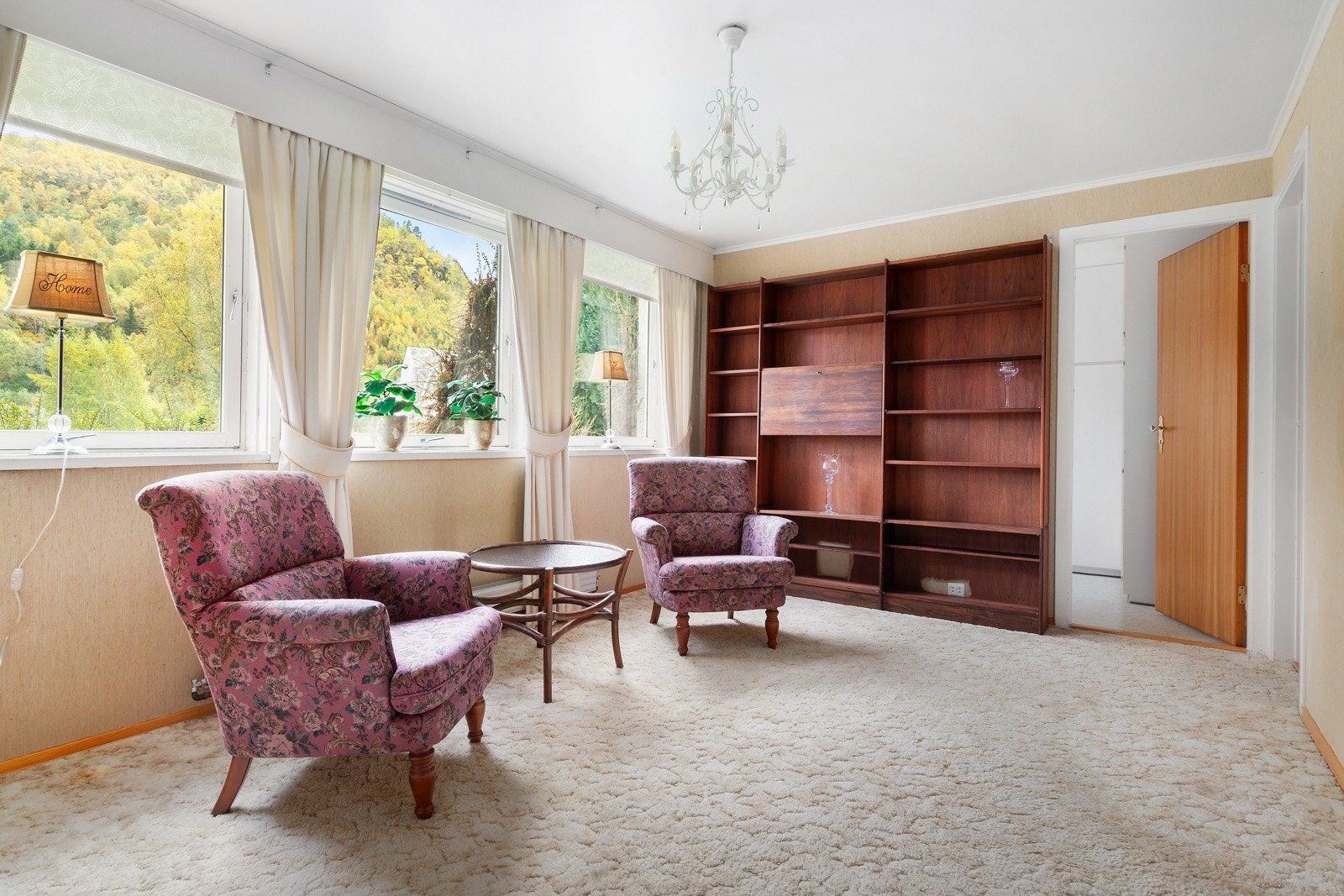 Stuen har godt med naturlig lys og det er god plass til møblering. Galleribilde