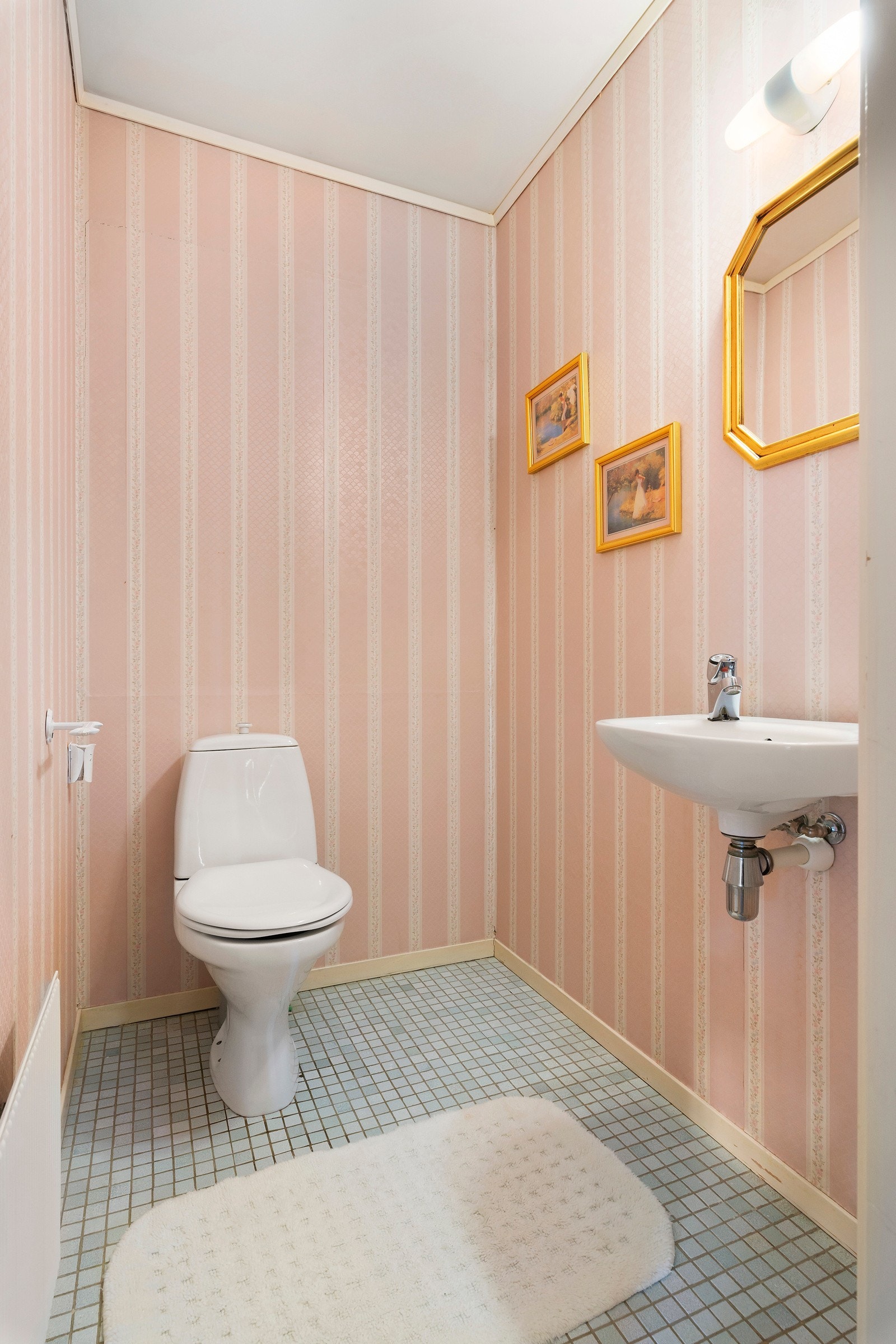 Toalettrommet er innredet med toalett og vask. Galleribilde