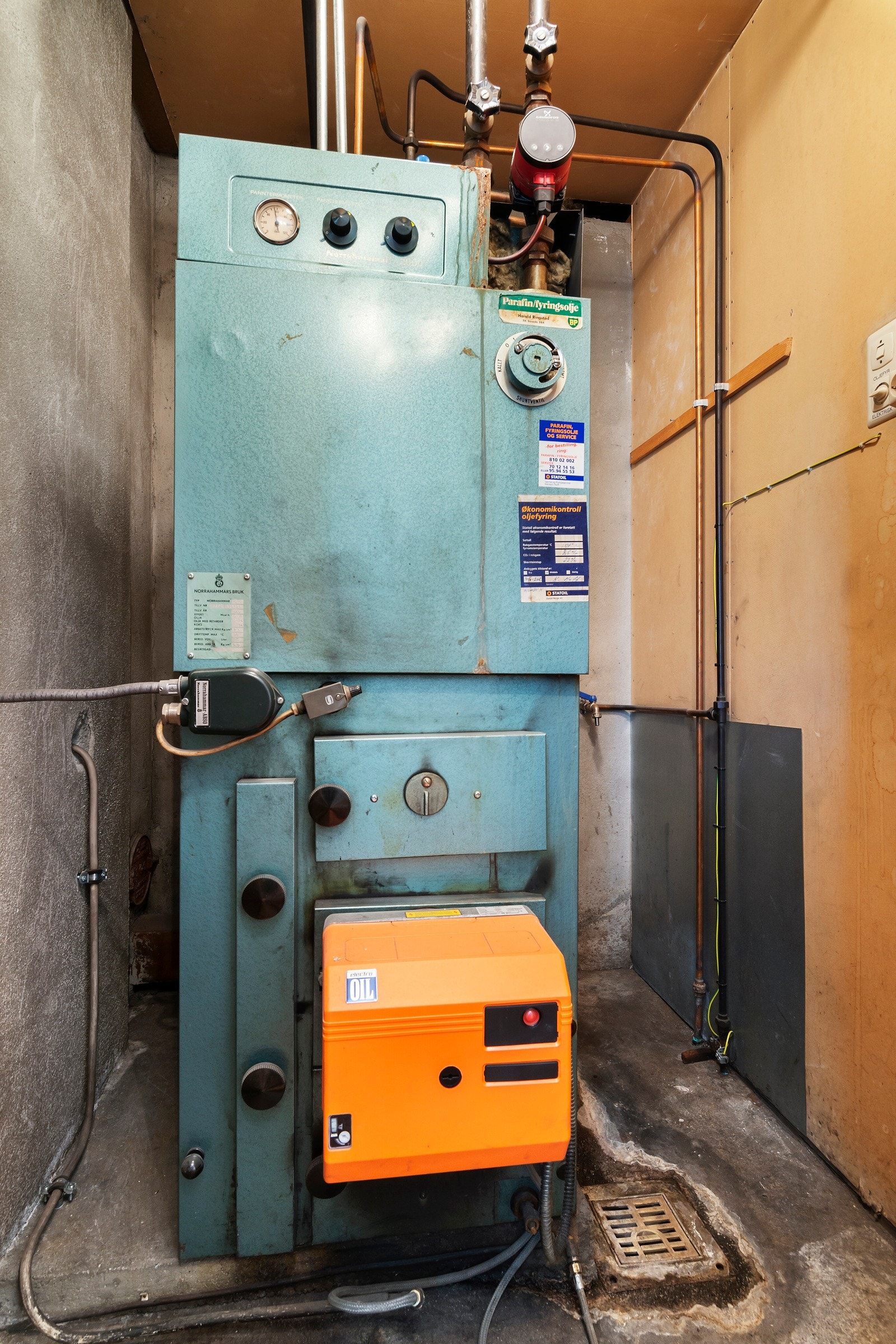 Fra entréen er det inngang til fyrrom med den gamle oljefyren. Galleribilde
