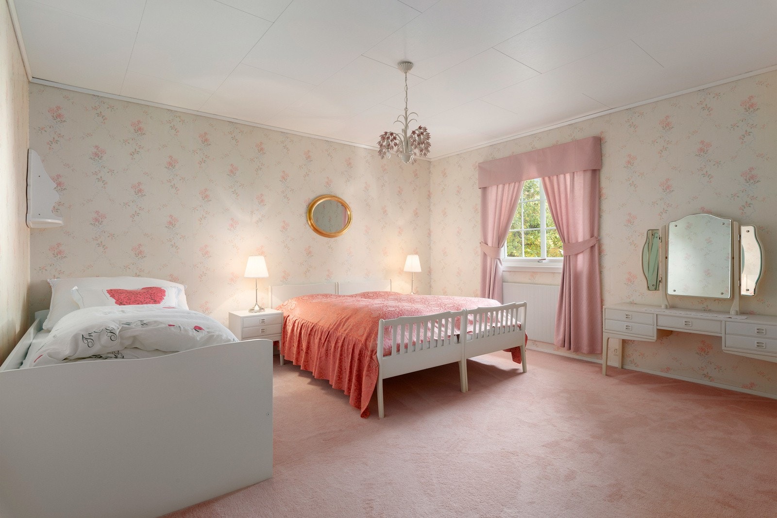 Soverom nummer tre. Romslig og fint rom med god plass til garderobe, stor seng og det en måtte ønske av møblering. Galleribilde