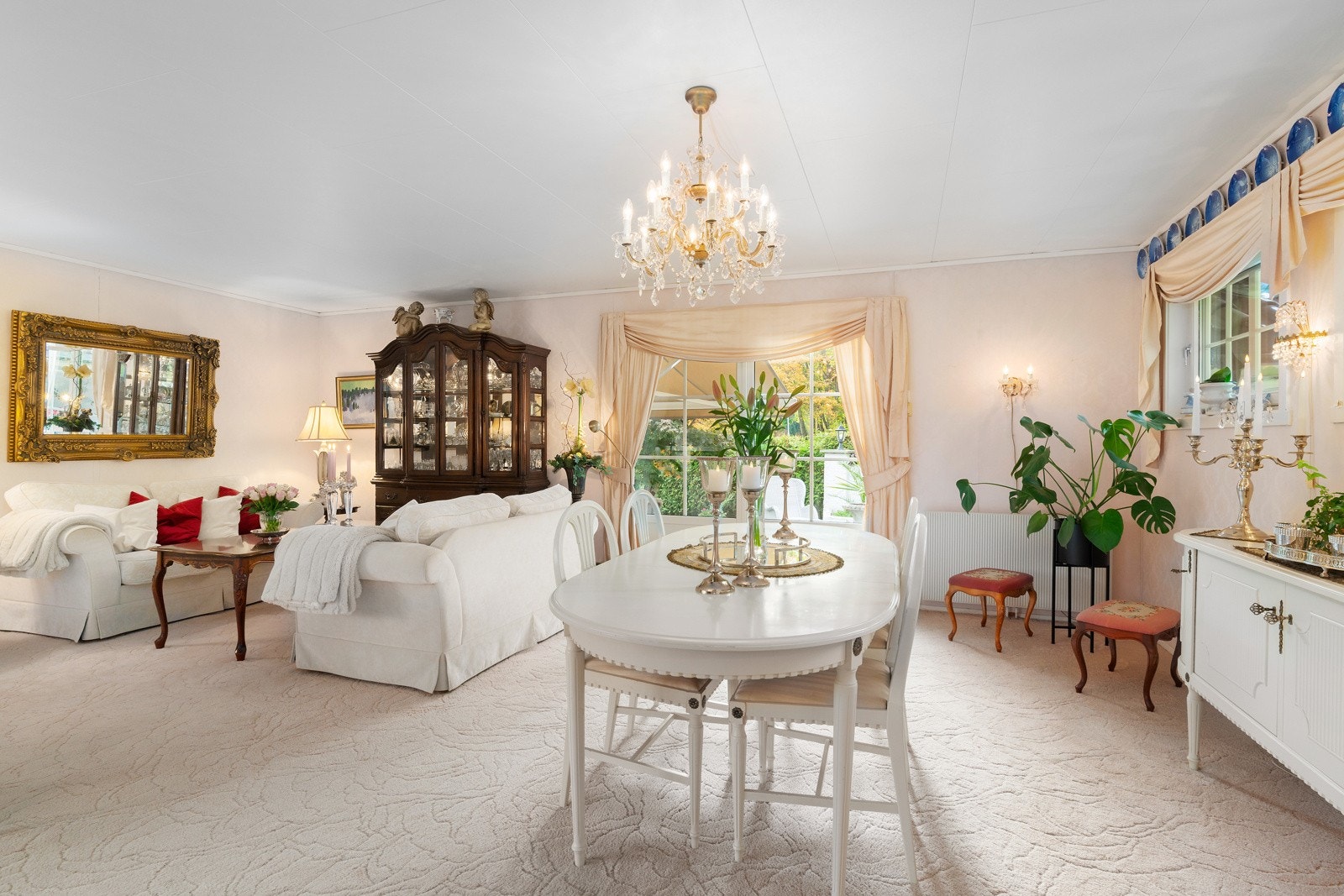 Stuen har god plass til en romslig spisestue. Her er den praktisk plassert ved inngangen til kjøkkenet. Galleribilde