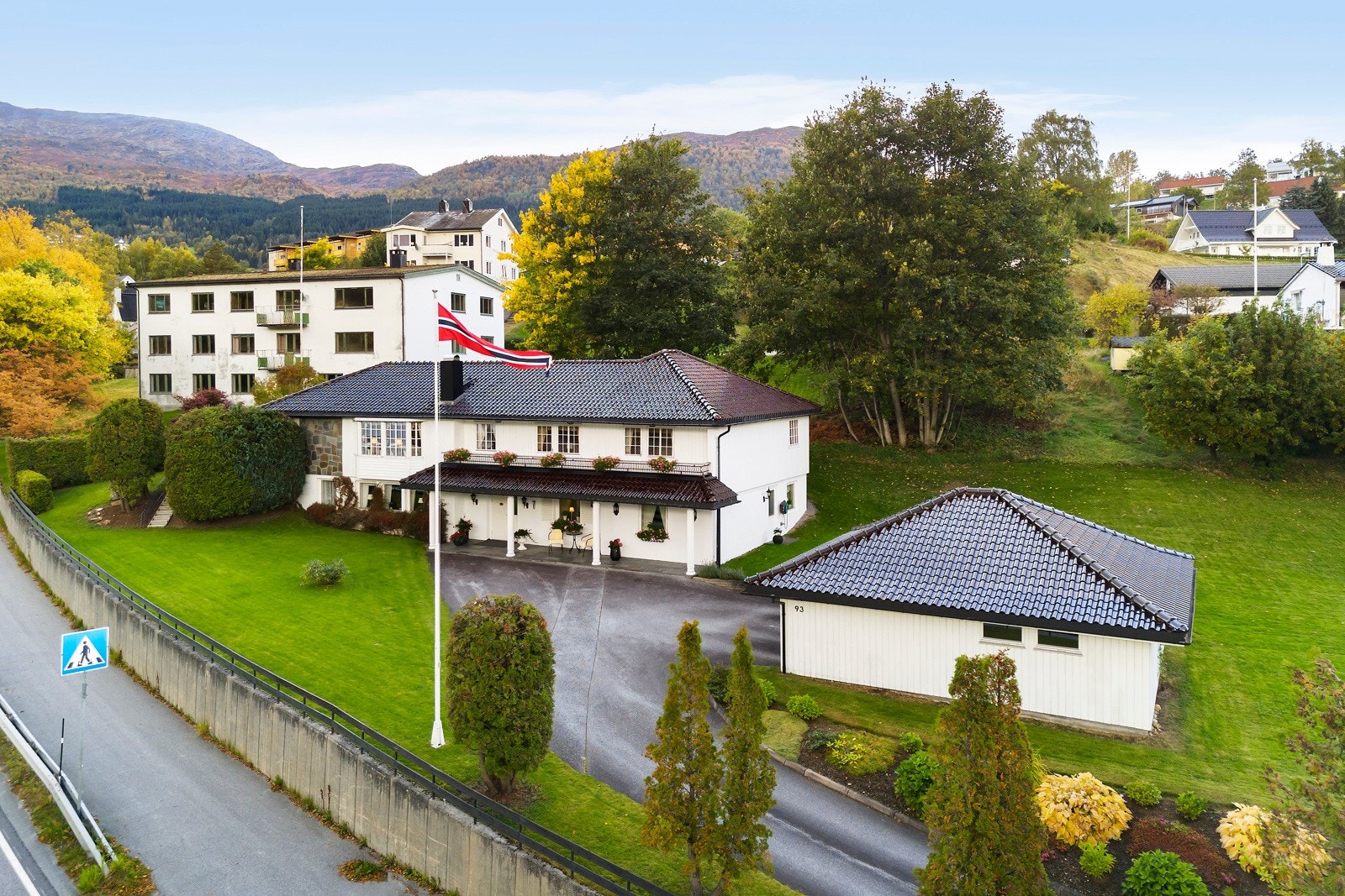 Det er adkomst fra offentlig veg frem til innkjørselen til eiendommen. Galleribilde