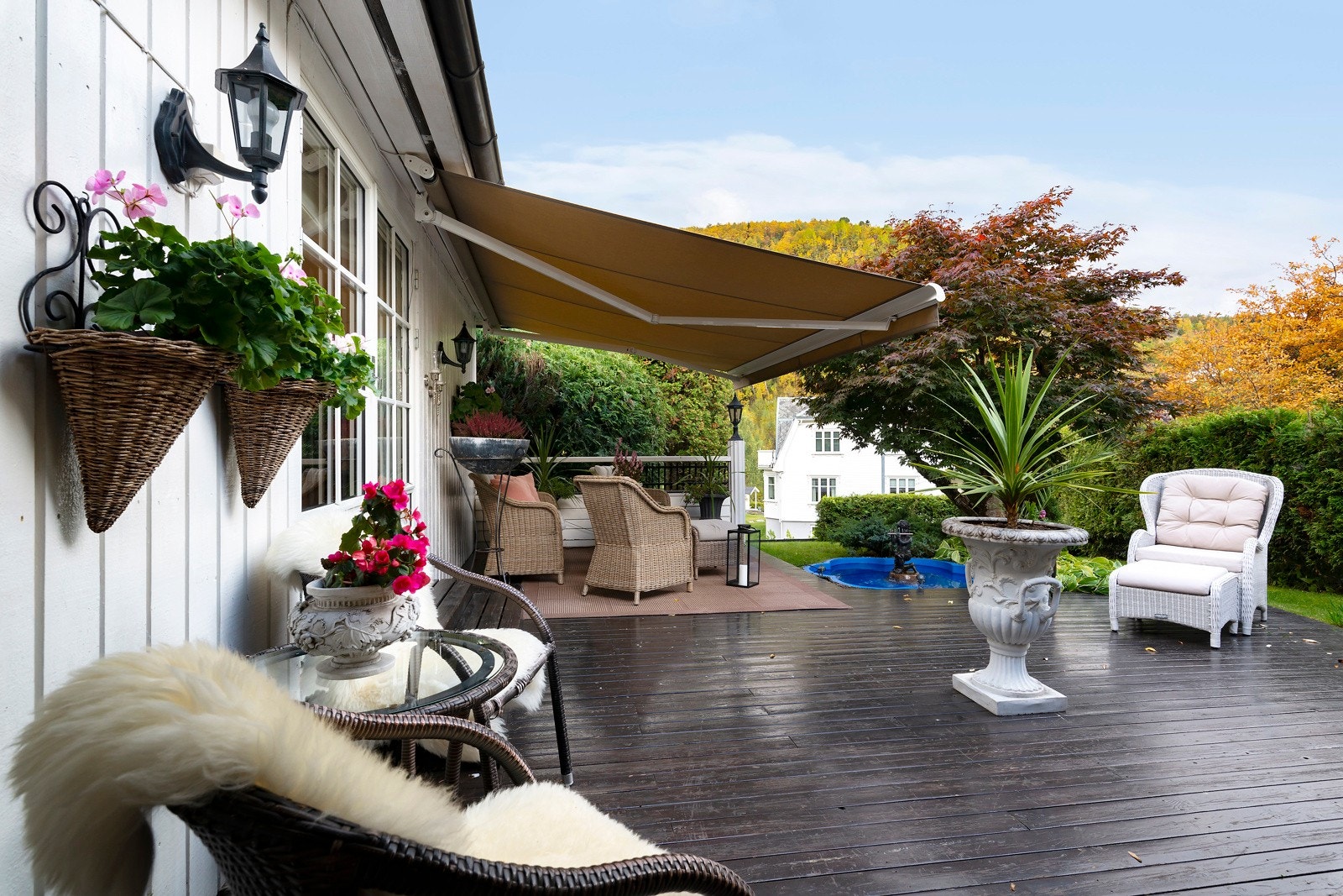 Det er flere flott bed og mye pen beplantning på eiendommen. Galleribilde