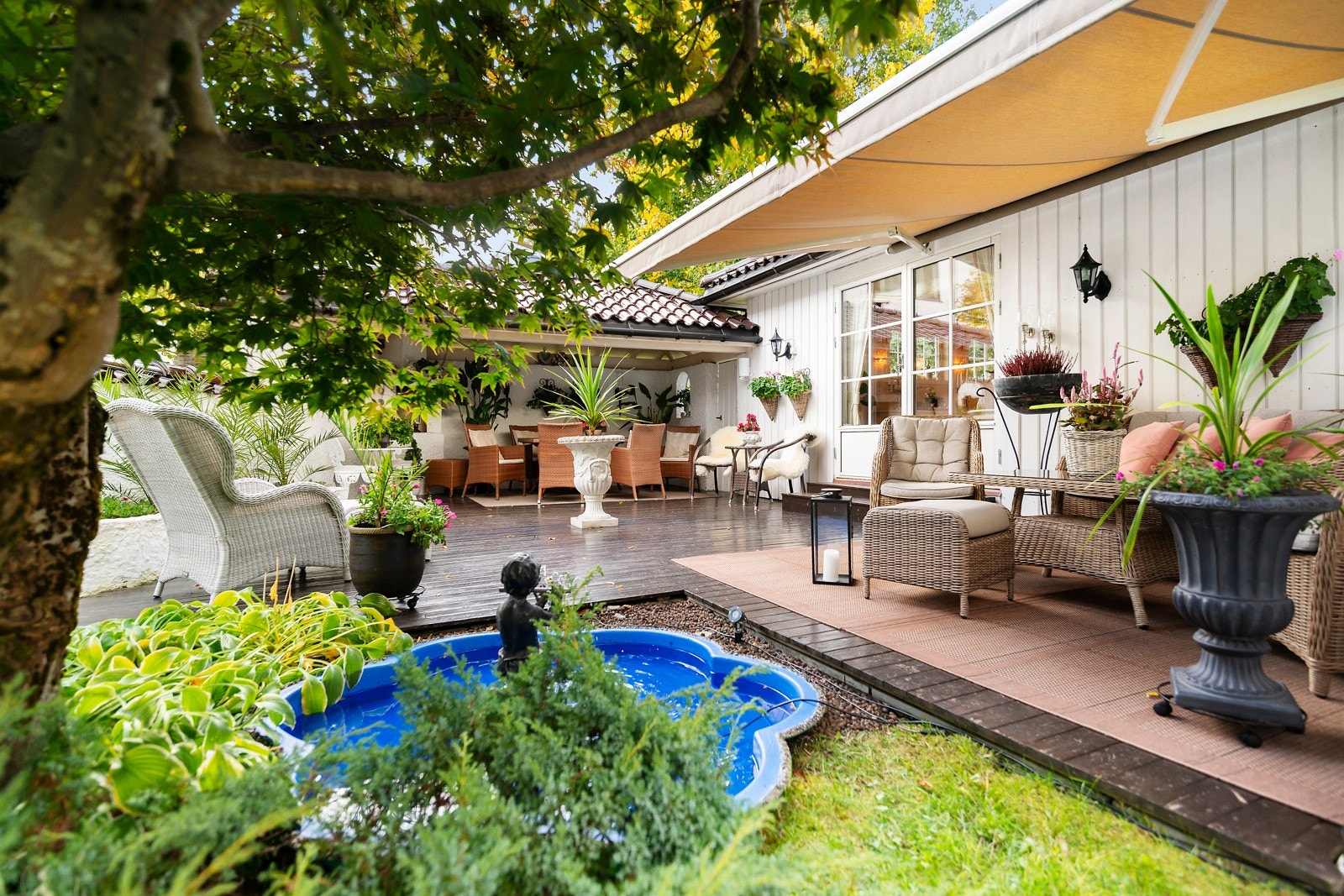 Her er det god plass til flere sittegrupper om ønskelig, både under tak og under markisen som kan trekkes ut. Galleribilde