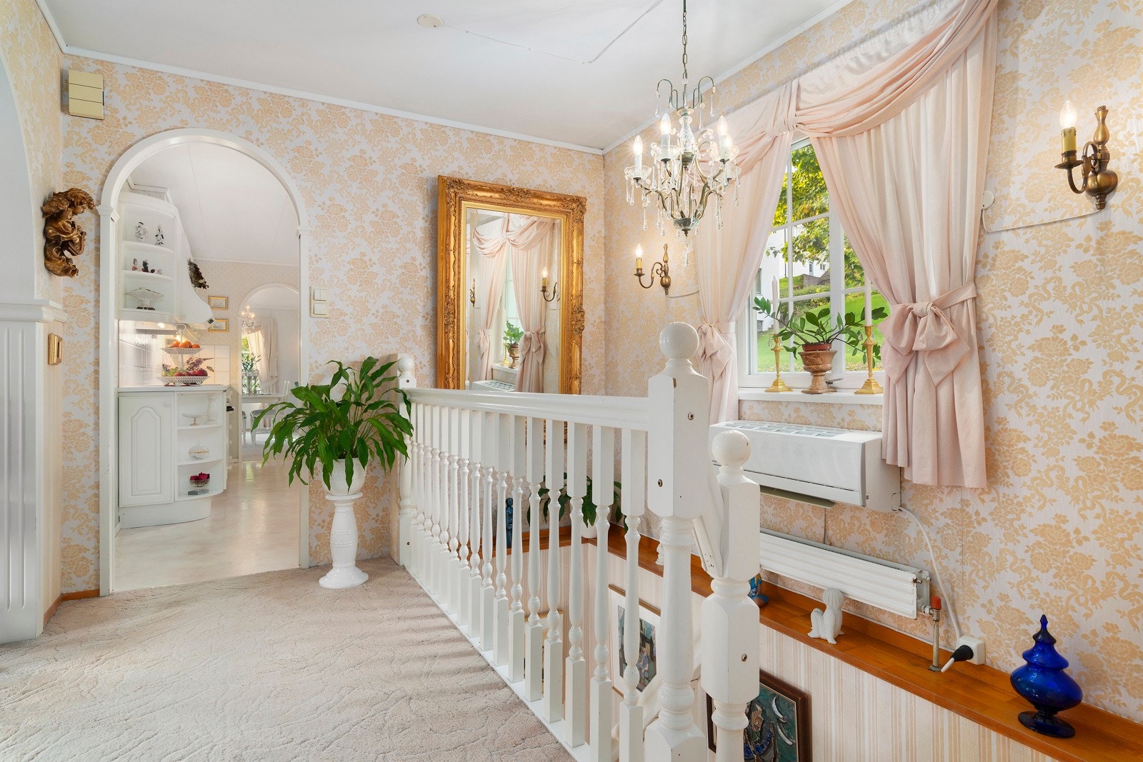 I trappegangen er det varmepumpe som sørger for jevn oppvarming av boligen. Galleribilde