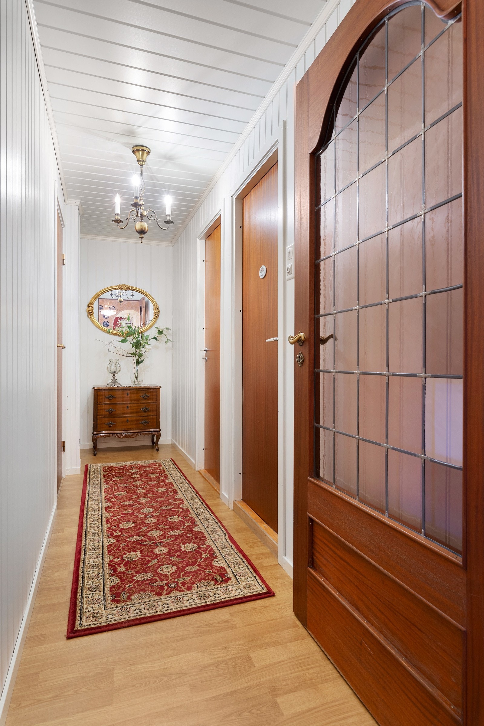 Deler av etasjen har tidligere vært benyttet som en leilighet (genrasjonsbolig). Felles entré og hall med hoveddelen. Galleribilde