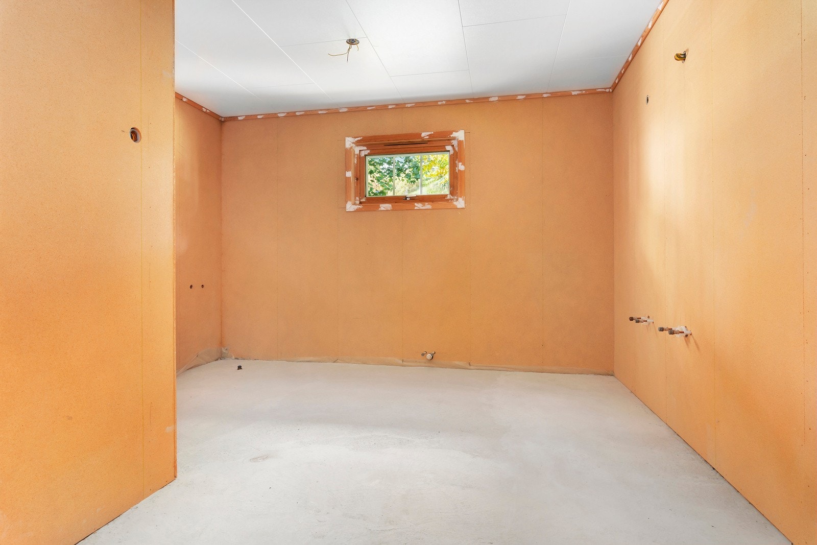 Dette rommet er klargjort som bad med støpt plate med varmekabler og det er klargjort med rør. Galleribilde