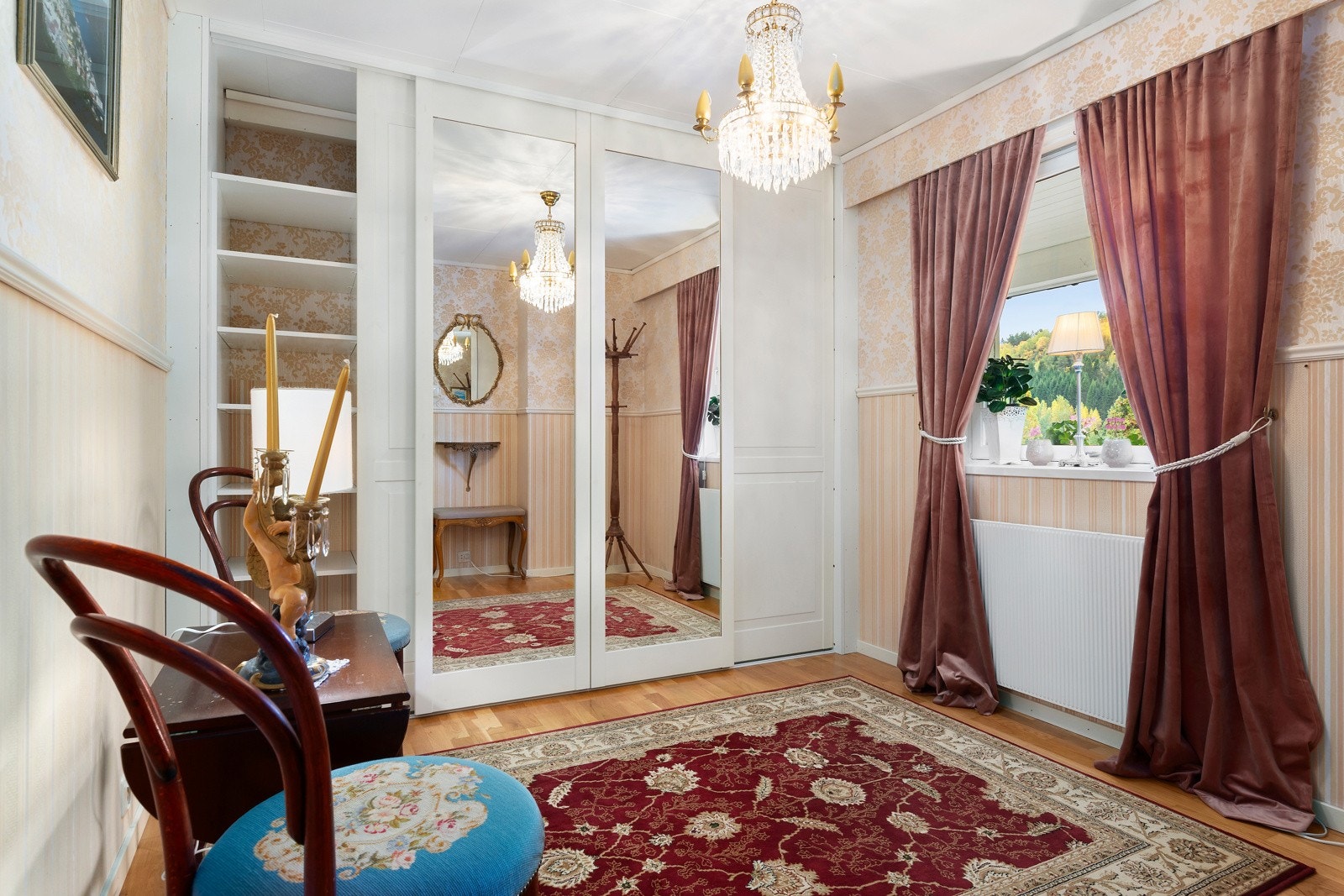 Dette rommet kan enkelt gjøres om til et eget soverom om ønskelig. Her er det i dag innredet som et garderoberom i tilknytning til hallen. Galleribilde