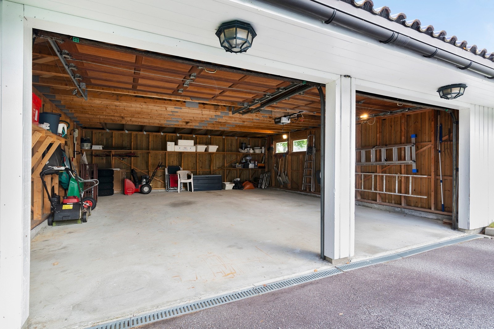 Garasjen har gos plass til både to biler og diverse redskap. Galleribilde