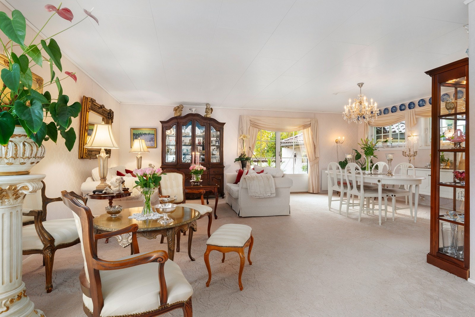 Det er tofløyet terrassedør ut til terrasse og hagestuen mot vest. Galleribilde