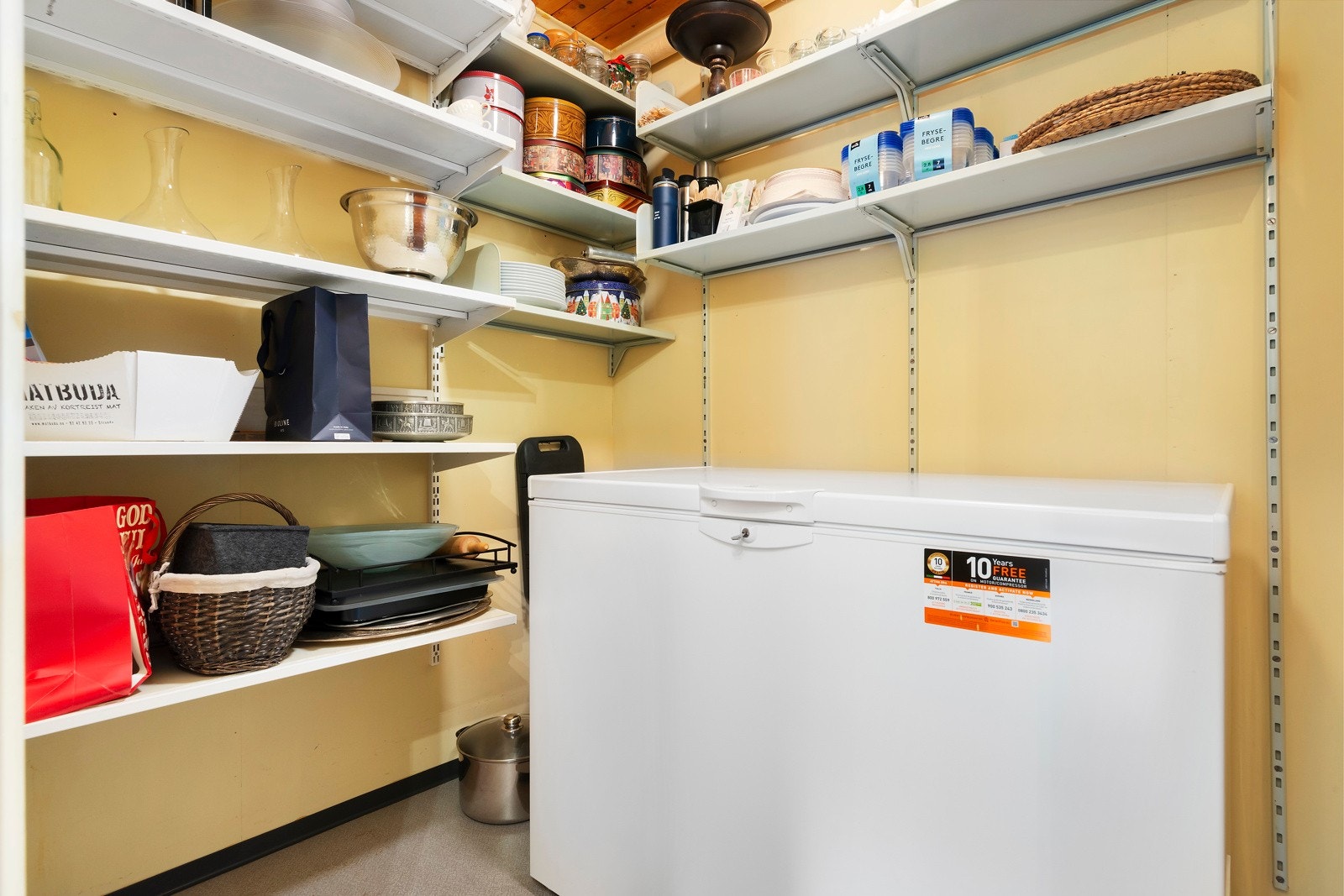 Matbod hvor matvarer kan oppbevares relativt kaldt året rundt. Galleribilde