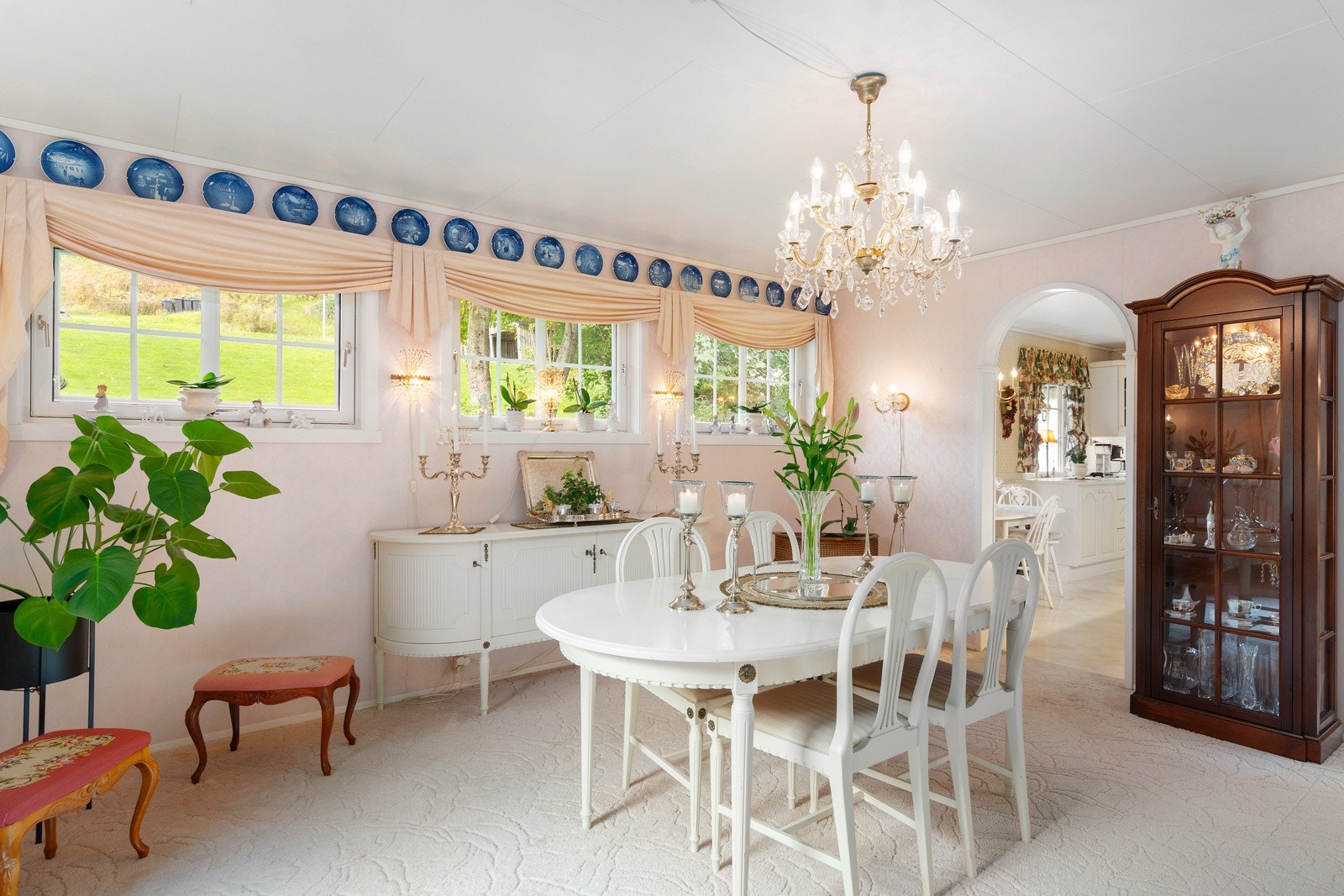 Det er fint med de høye vinduene på stuen. Galleribilde