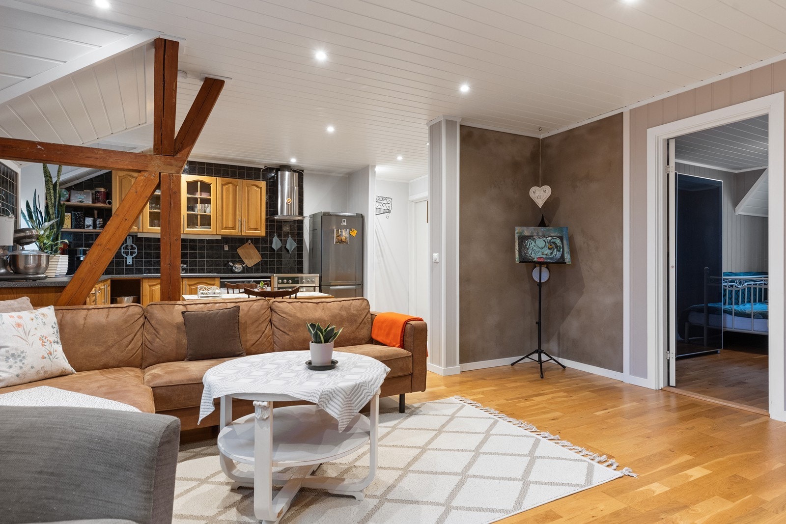 Fra stuen er det direkte adkomst til leilighetens to soverom. Galleribilde