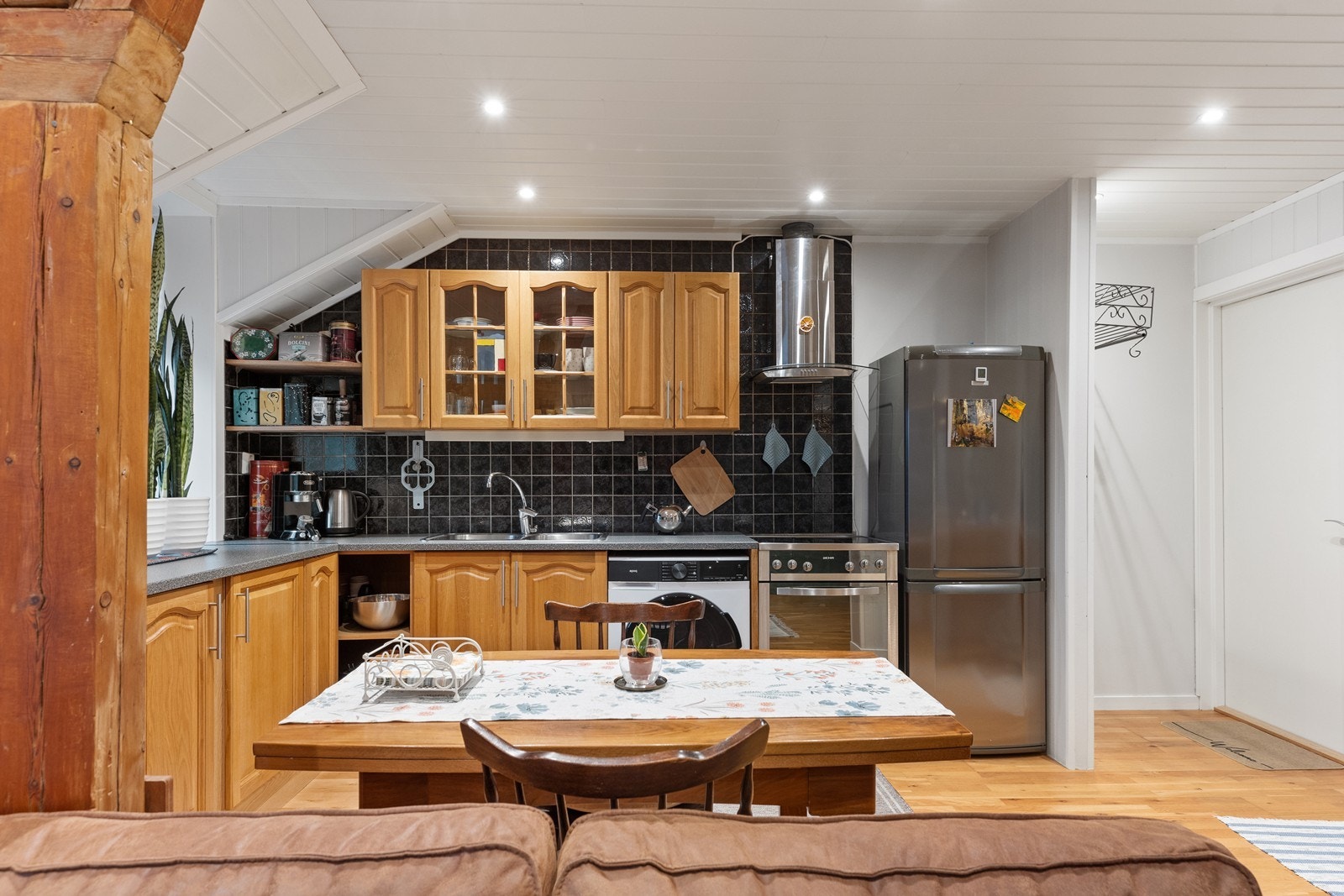 Kjøkken med funksjonell løsning og god oversikt mot stuen Galleribilde