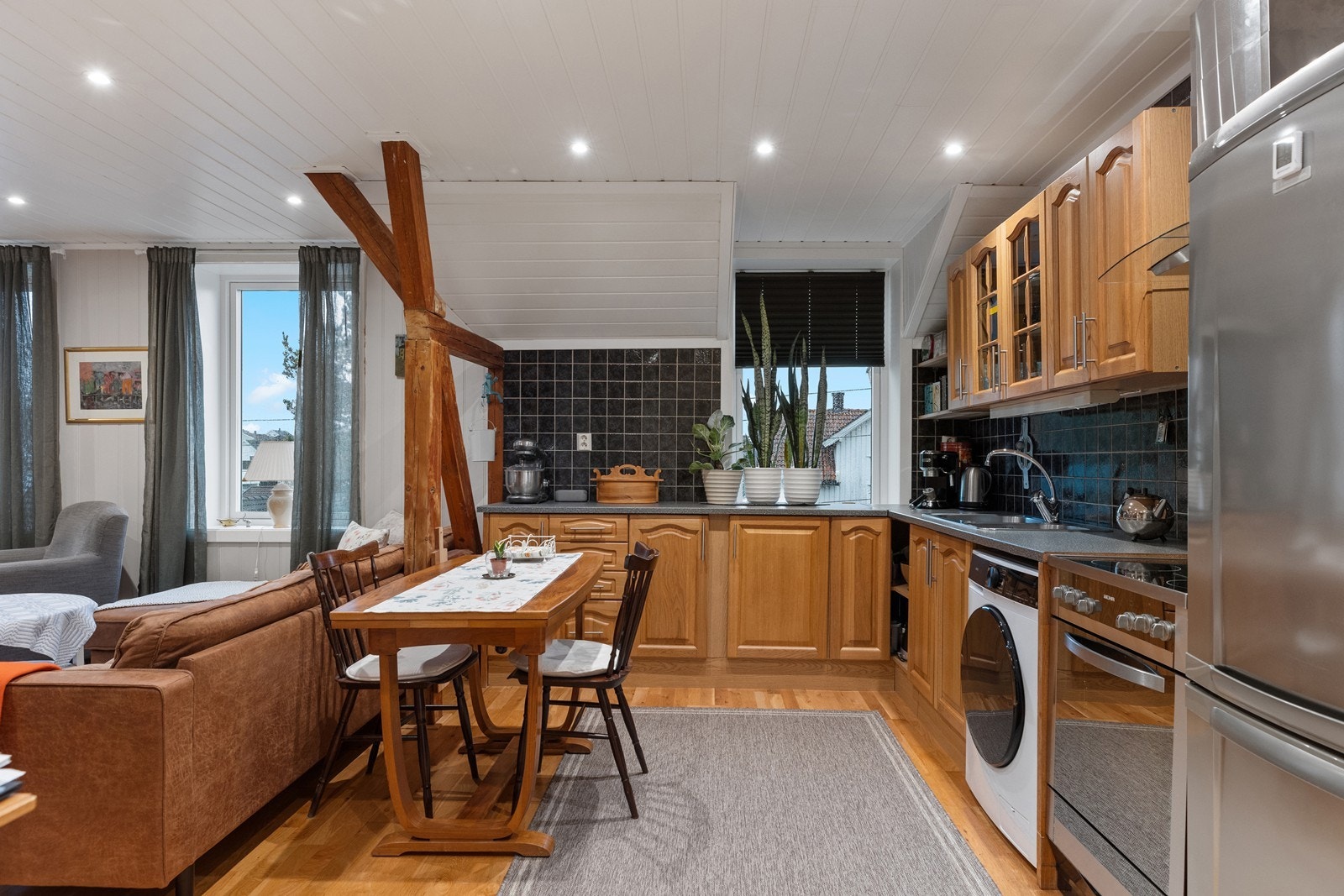 Stort kjøkken gode gode arbeidsflater og rikelig med oppbevaring Galleribilde