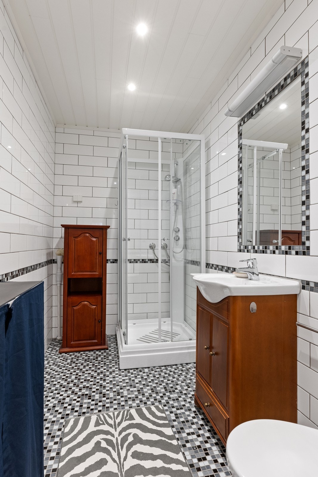 Bad med praktiske løsninger - lyst og enkelt å vedlikeholde Galleribilde