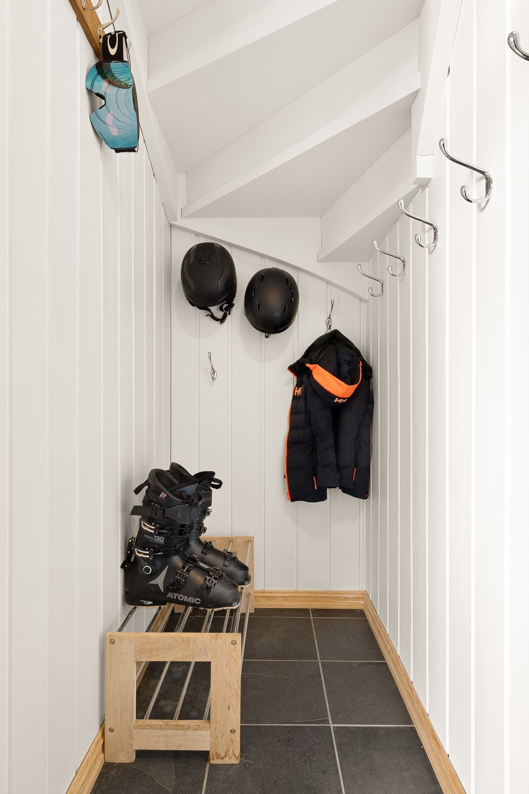 Praktisk oppbevaring under trappa i entreen Galleribilde