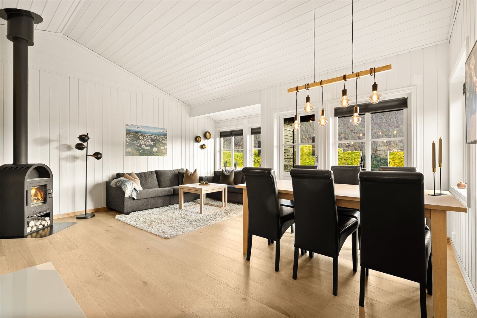 Andre etasje er lys og delikat, og den gode takhøyden skaper en god romfølelse Galleribilde