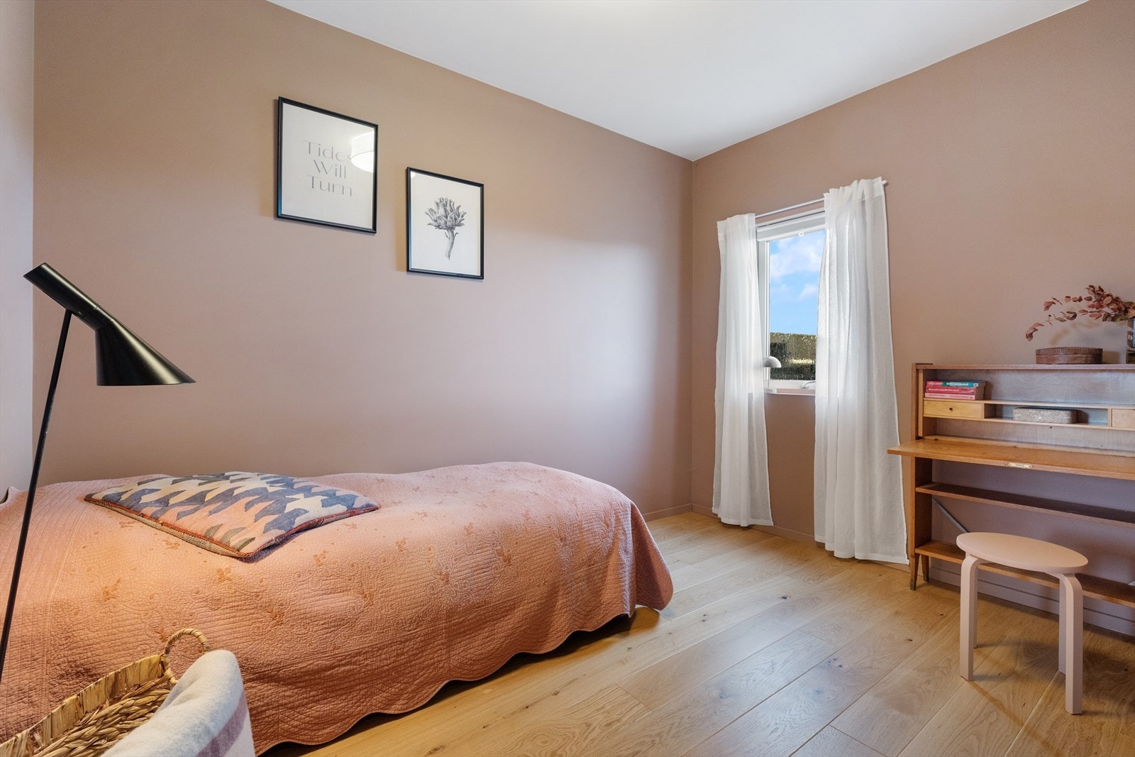 Tre av boligens totalt fire soverom ligger i første etasje. Galleribilde