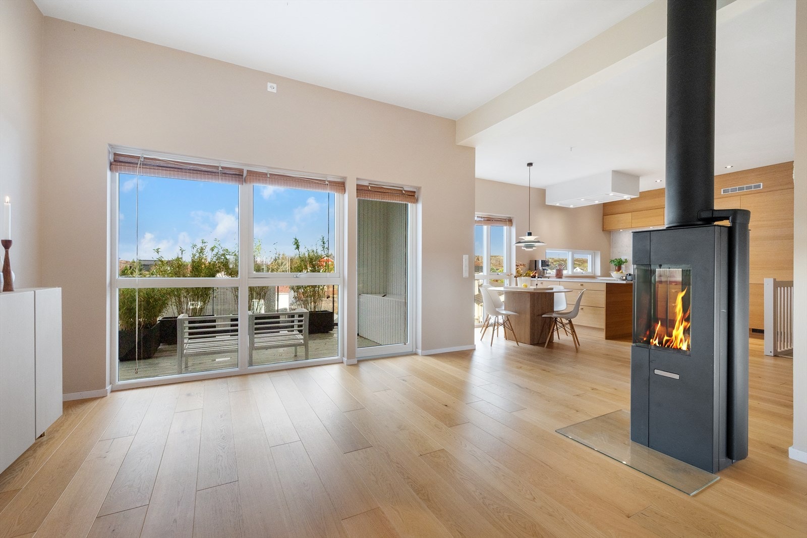 Stuen er åpen og luftig og du blir umiddelbart trukket mot store vindusflater som slipper inn rikelig med naturlig lys. Galleribilde