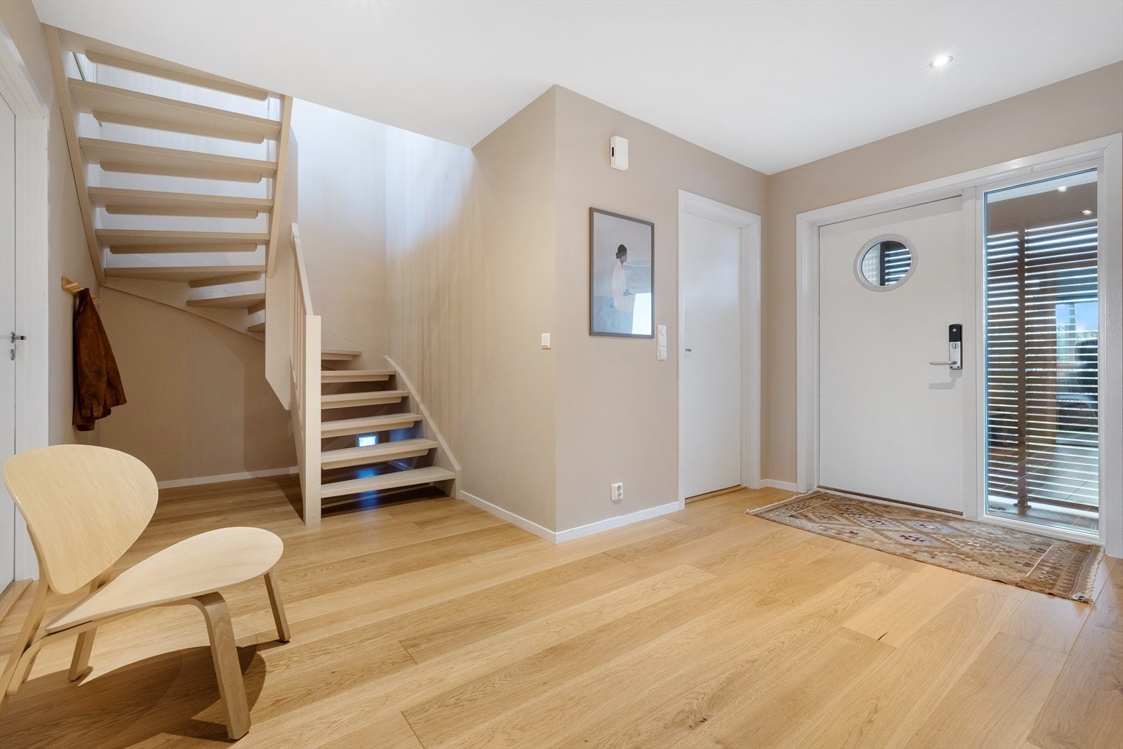 Lys og romslig entrè med god plass til å henge fra seg yttertøy og sette fra seg sko. Galleribilde