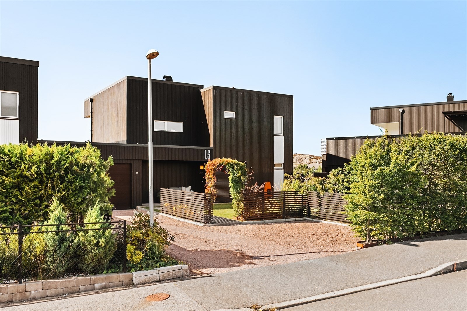 Fra eiendommen er det kort gangavstand til sjø, bading og fiske. Her er det med andre ord noe for alle og enhver! Galleribilde