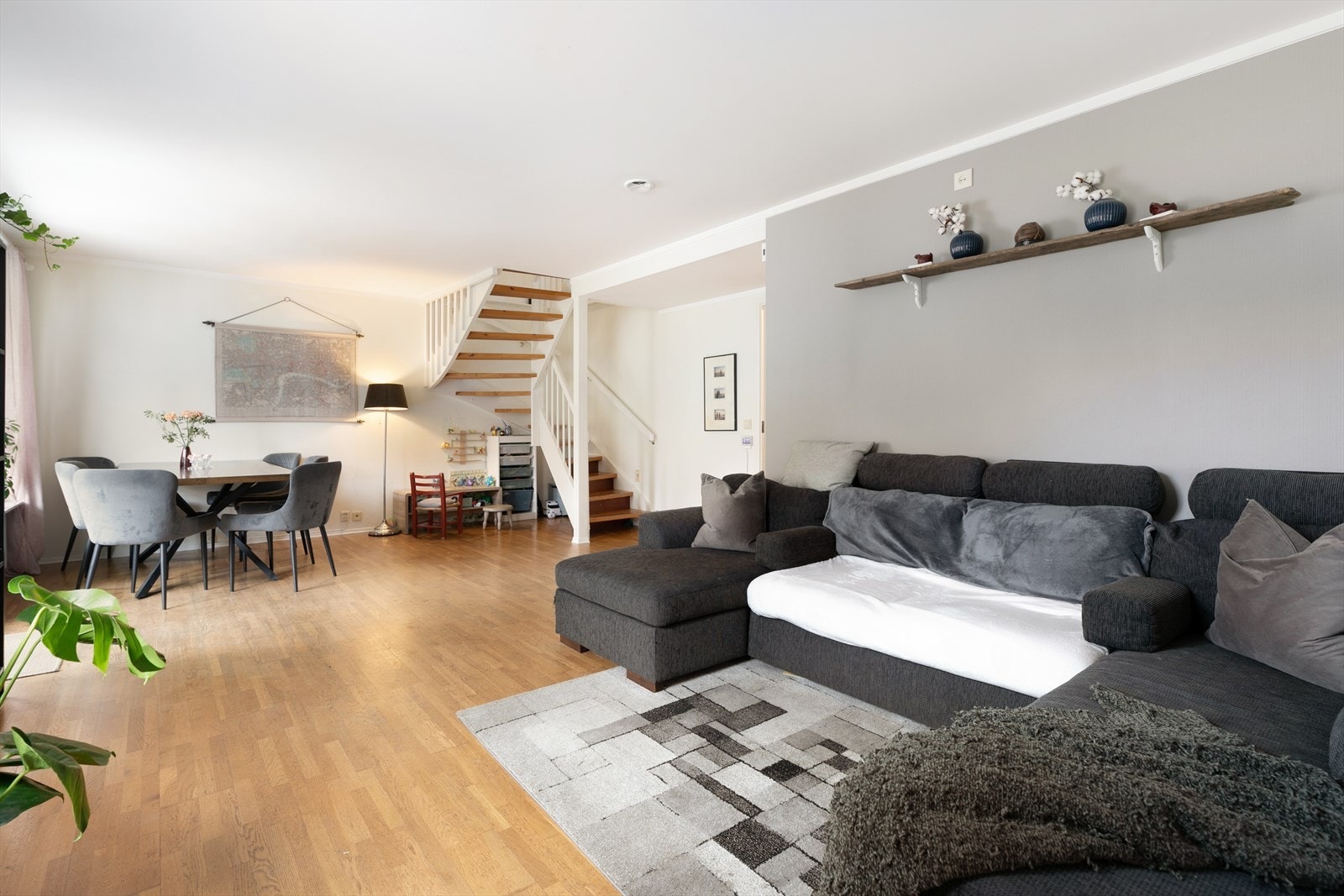 Stuen rommer plass til stor sofagruppe, stuebord og TV-møblement. Galleribilde