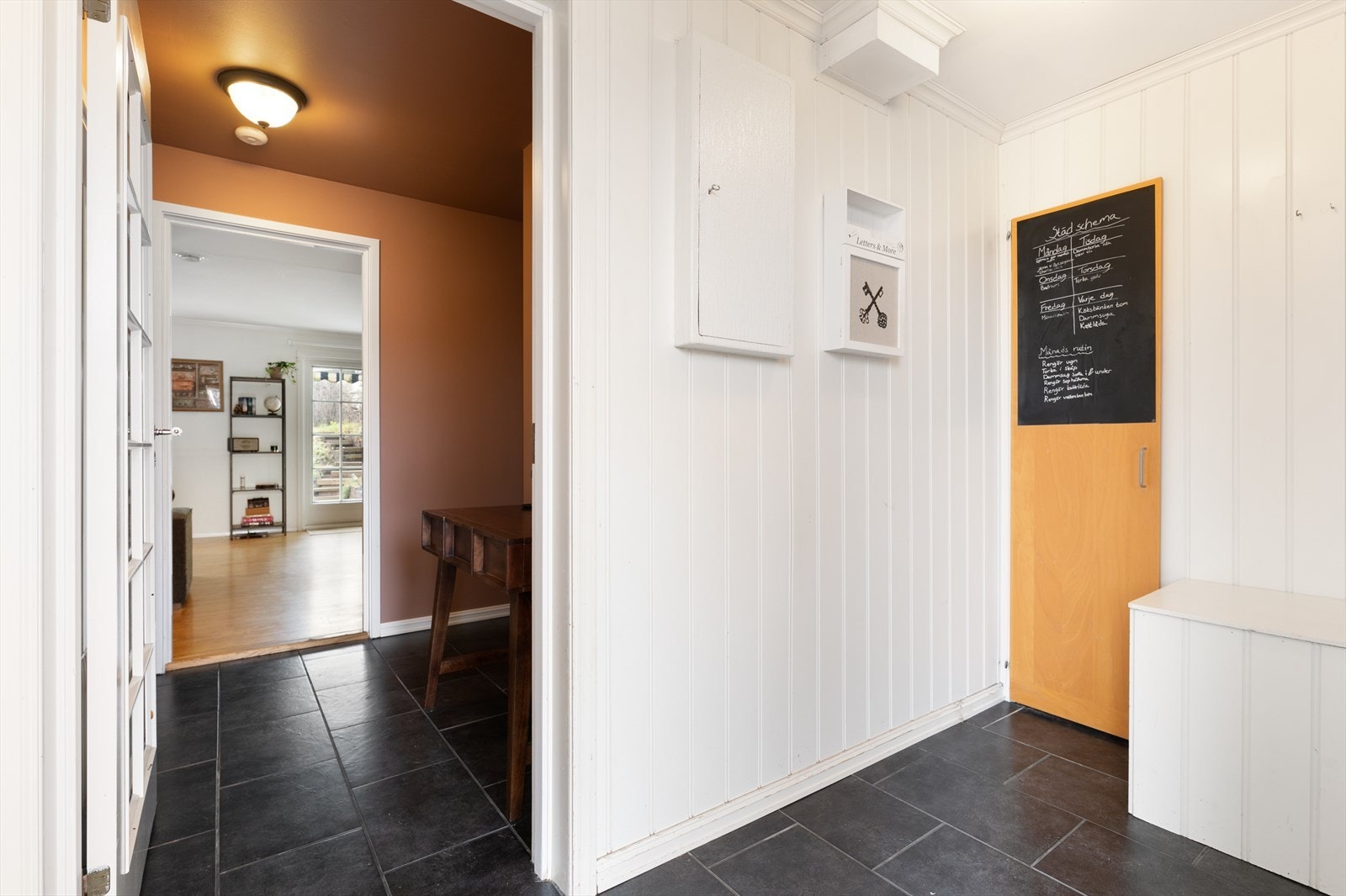 Entréen har både vindfang og gang. Galleribilde