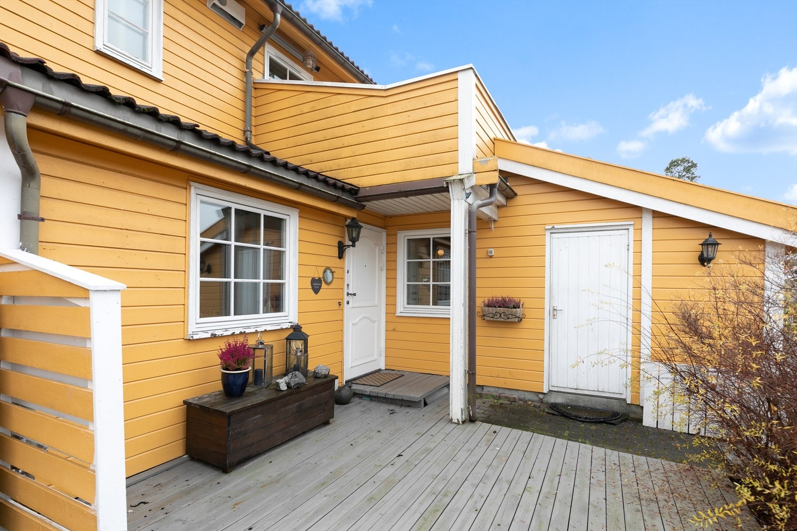 Hyggelig terrasse ved inngangsparti. Galleribilde