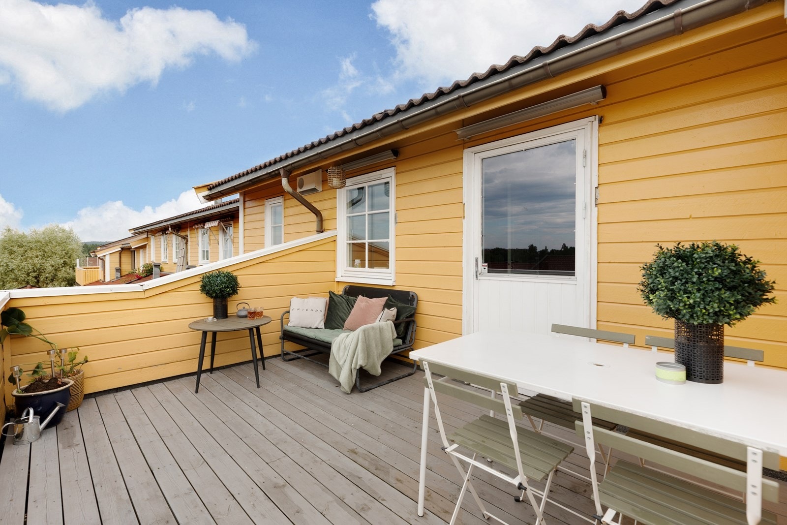 Her har du god plass til utemøbler. Galleribilde