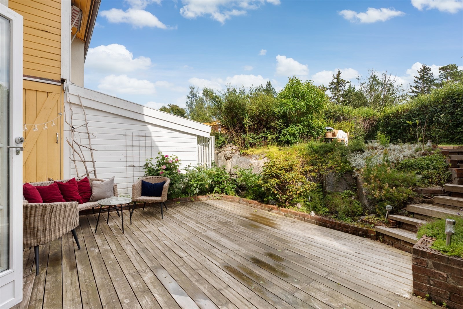 Perfekt for avslapning i grønne omgivelser. Uteplassen er delt inn i 2 soner. Galleribilde