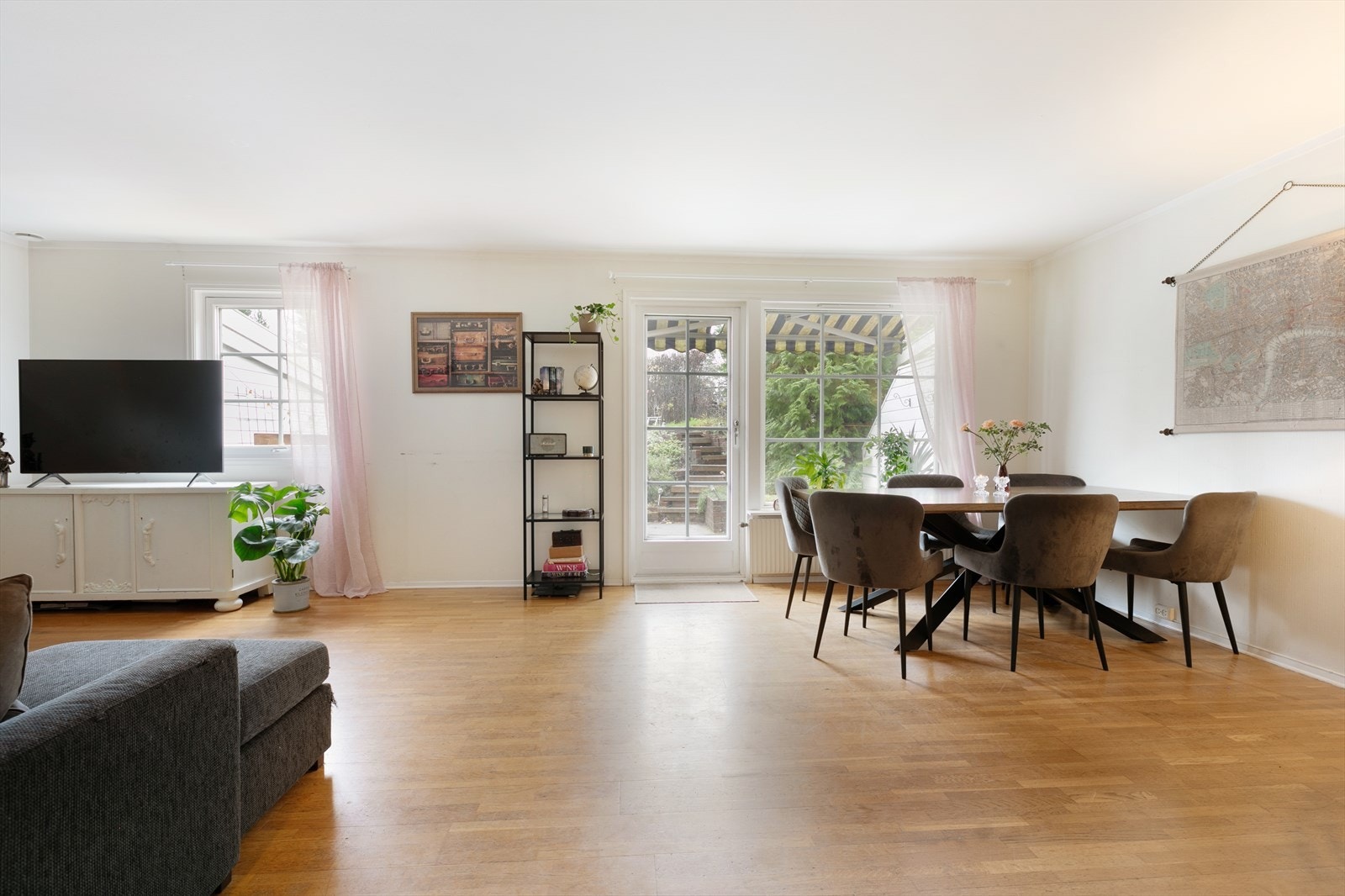 Stuen rommer også plass til stor spisegruppe. Galleribilde