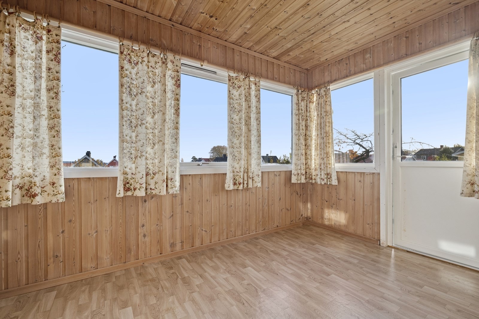 Store vinduer gir godt dagslysinnslipp og utsikt mot hageområde. Galleribilde