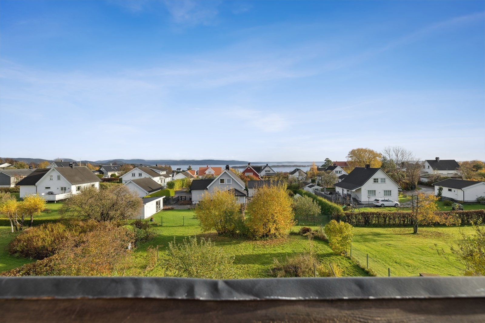 Utsikt over nærområdet med mulighet for sjøutsikt i det fjerne. Galleribilde