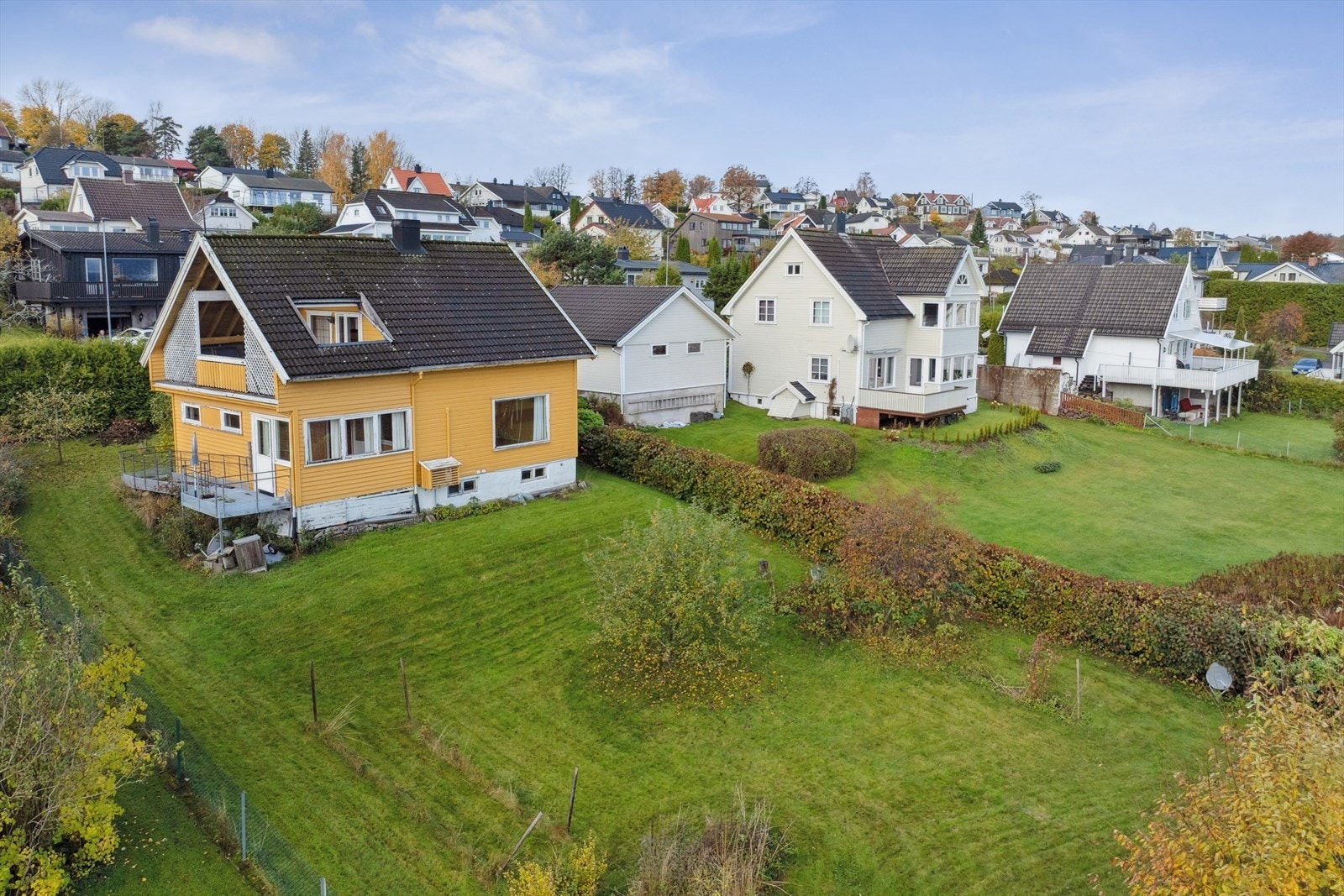 Boligen ligger i et etablert boligområde med småhusbebyggelse. Galleribilde