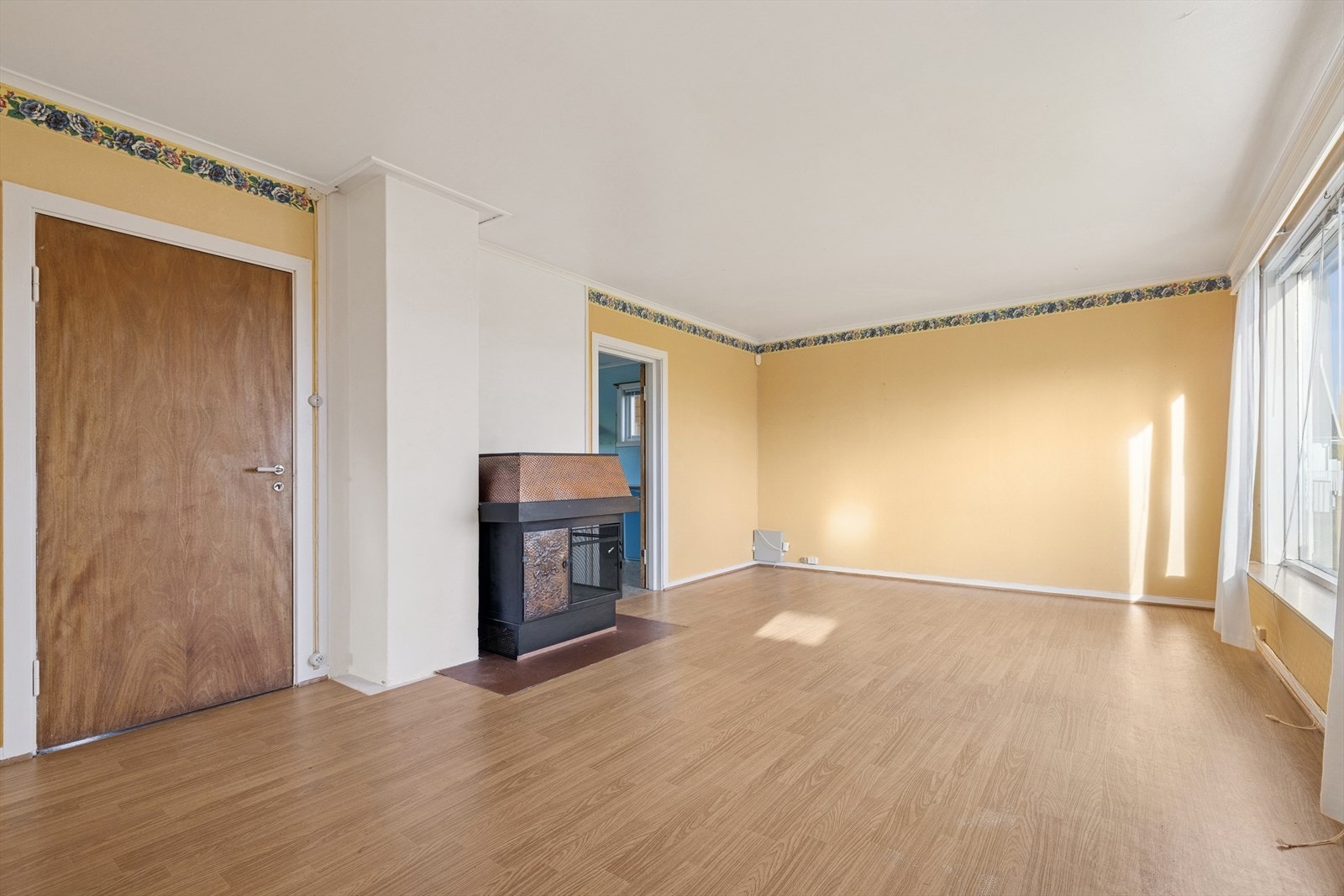 Direkte forbindelse til kjøkkenet gir en naturlig overgang fra stuen. Galleribilde