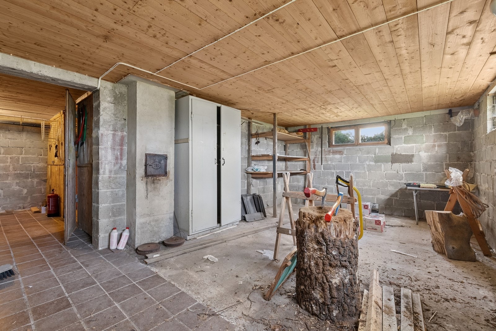 Kjellerrom med murvegger og betonggulv gir robust lagringsplass. Galleribilde