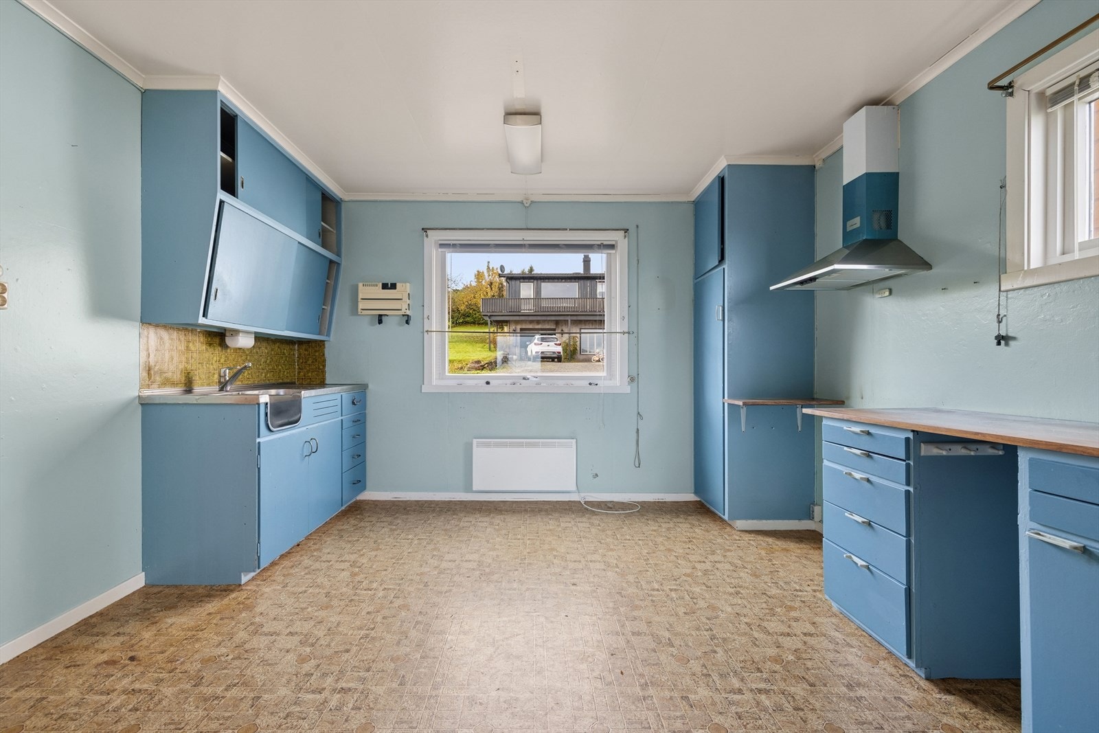 Kjøkkenet har nyere ventilator med avtrekk ut, og plass til komfyr og kjøleskap. Galleribilde