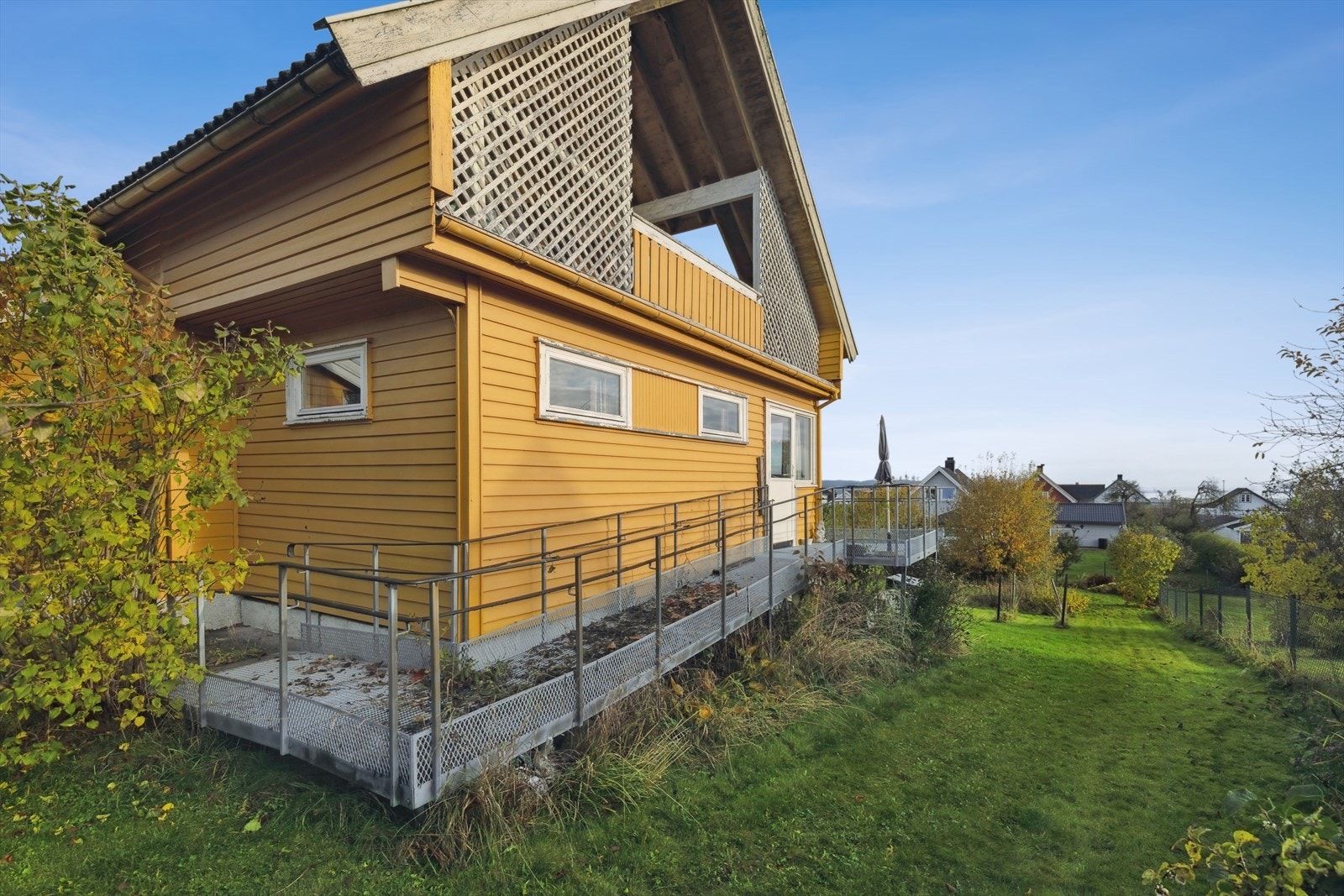 Terrassen er tekket med asfaltpapp og har rekkverk som ikke oppfyller dagens krav til høyde. Galleribilde